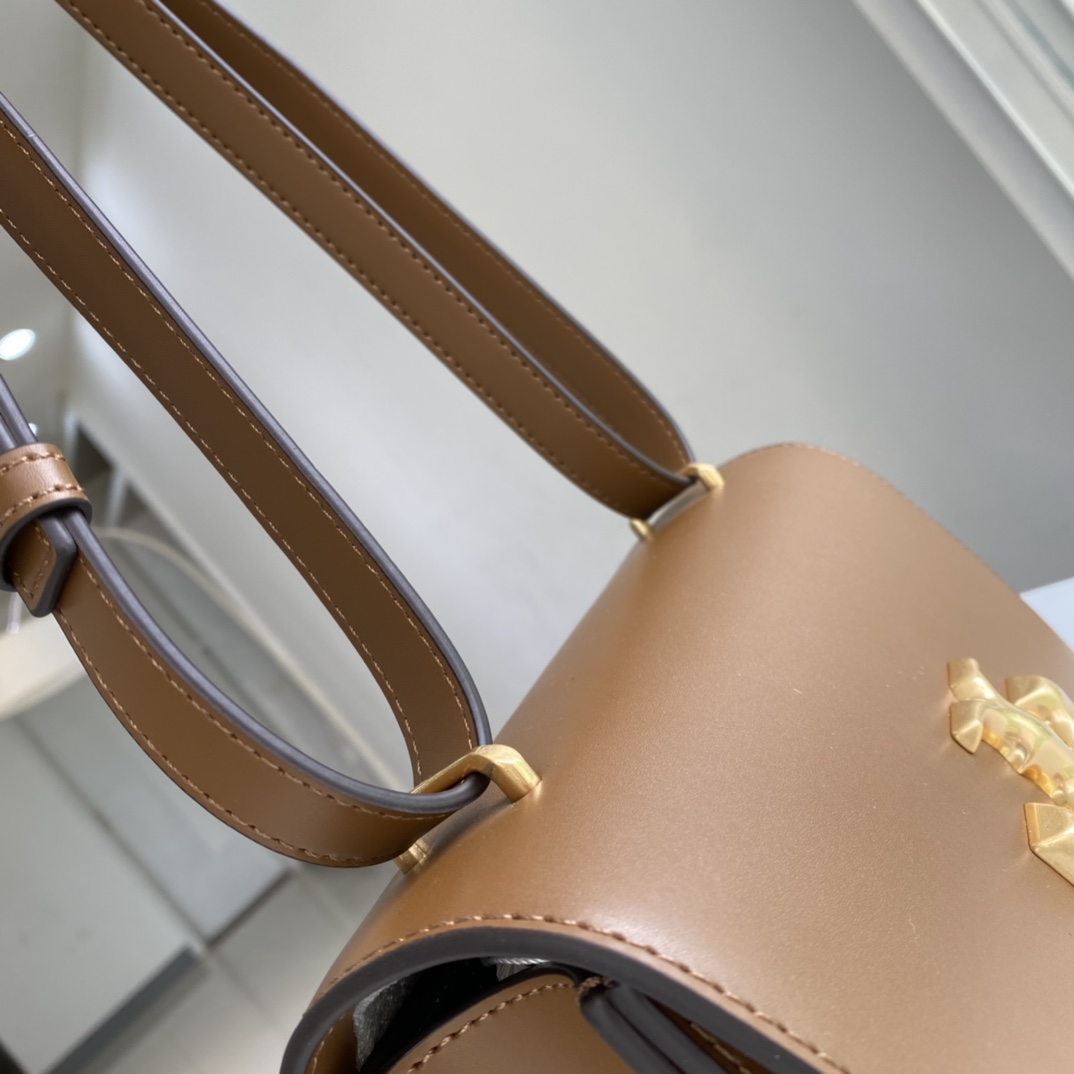 Tory Burch ～TB新款box豆腐包。大号 牛皮，肩带可拆卸 简洁包身，优雅随性 尺寸：23.5*10*7