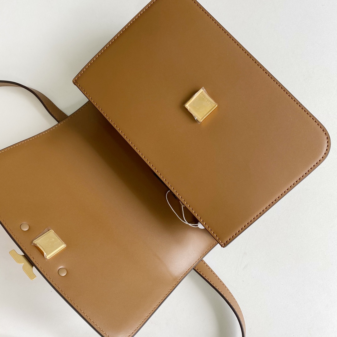 Tory Burch ～TB新款box豆腐包。大号 牛皮，肩带可拆卸 简洁包身，优雅随性 尺寸：23.5*10*7