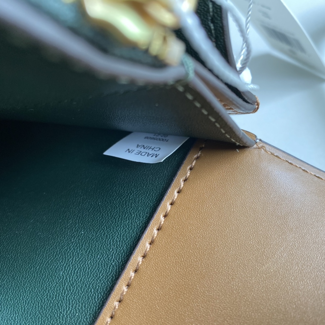 Tory Burch ～TB新款box豆腐包。大号 牛皮，肩带可拆卸 简洁包身，优雅随性 尺寸：23.5*10*7