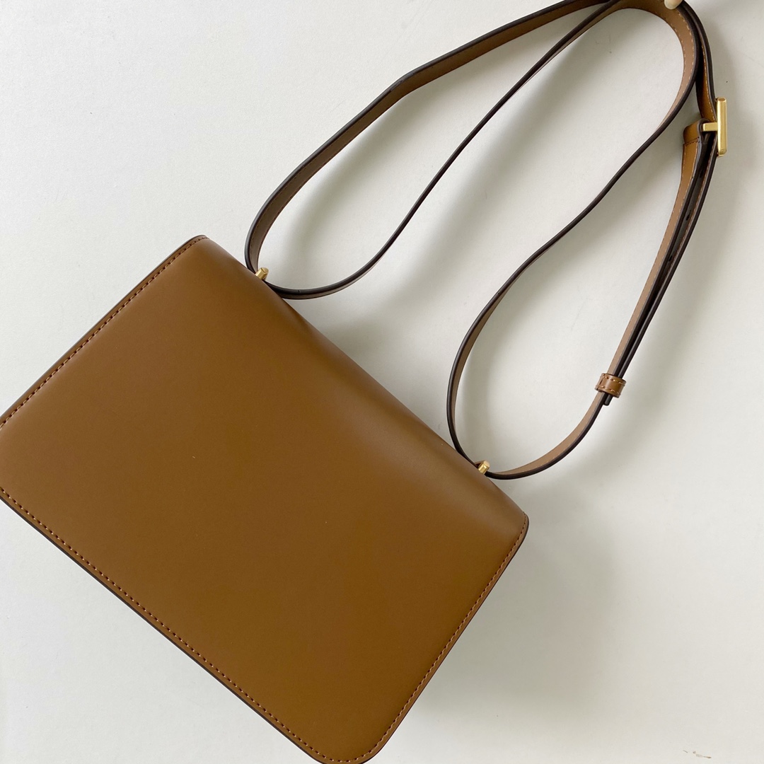Tory Burch ～TB新款box豆腐包。大号 牛皮，肩带可拆卸 简洁包身，优雅随性 尺寸：23.5*10*7