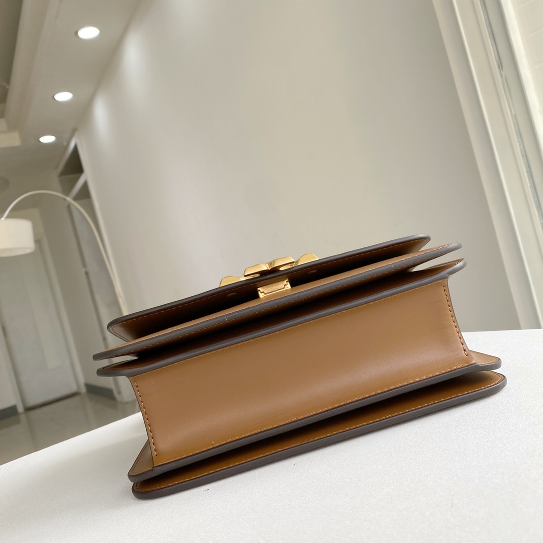 Tory Burch ～TB新款box豆腐包。大号 牛皮，肩带可拆卸 简洁包身，优雅随性 尺寸：23.5*10*7