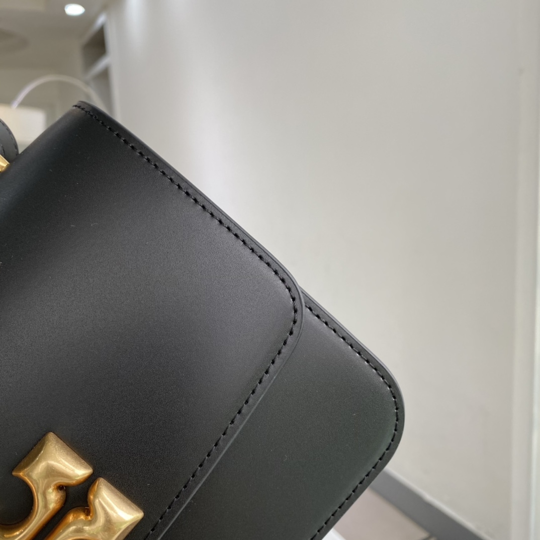 Tory Burch ～TB新款box豆腐包。大号 牛皮，肩带可拆卸 简洁包身，优雅随性 尺寸：23.5*10*7
