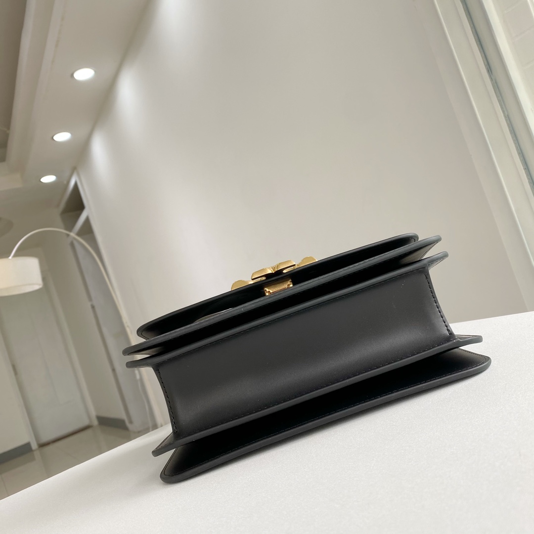 Tory Burch ～TB新款box豆腐包。大号 牛皮，肩带可拆卸 简洁包身，优雅随性 尺寸：23.5*10*7