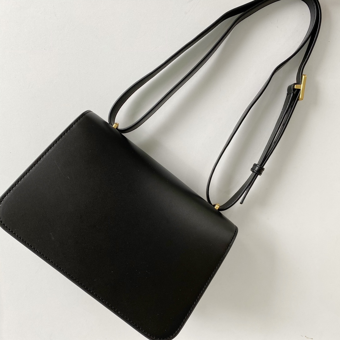 Tory Burch ～TB新款box豆腐包。大号 牛皮，肩带可拆卸 简洁包身，优雅随性 尺寸：23.5*10*7