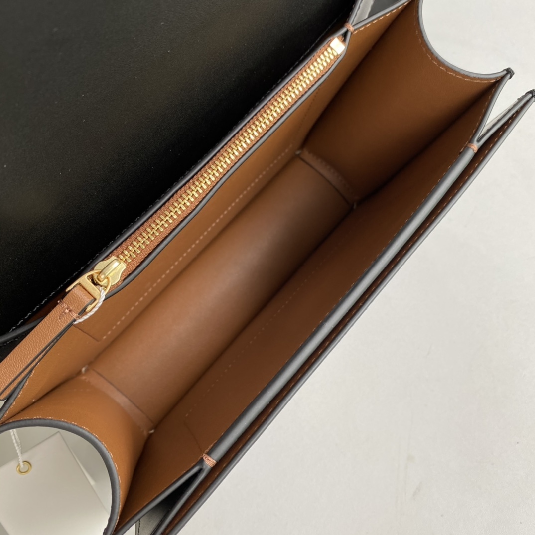 Tory Burch ～TB新款box豆腐包。大号 牛皮，肩带可拆卸 简洁包身，优雅随性 尺寸：23.5*10*7
