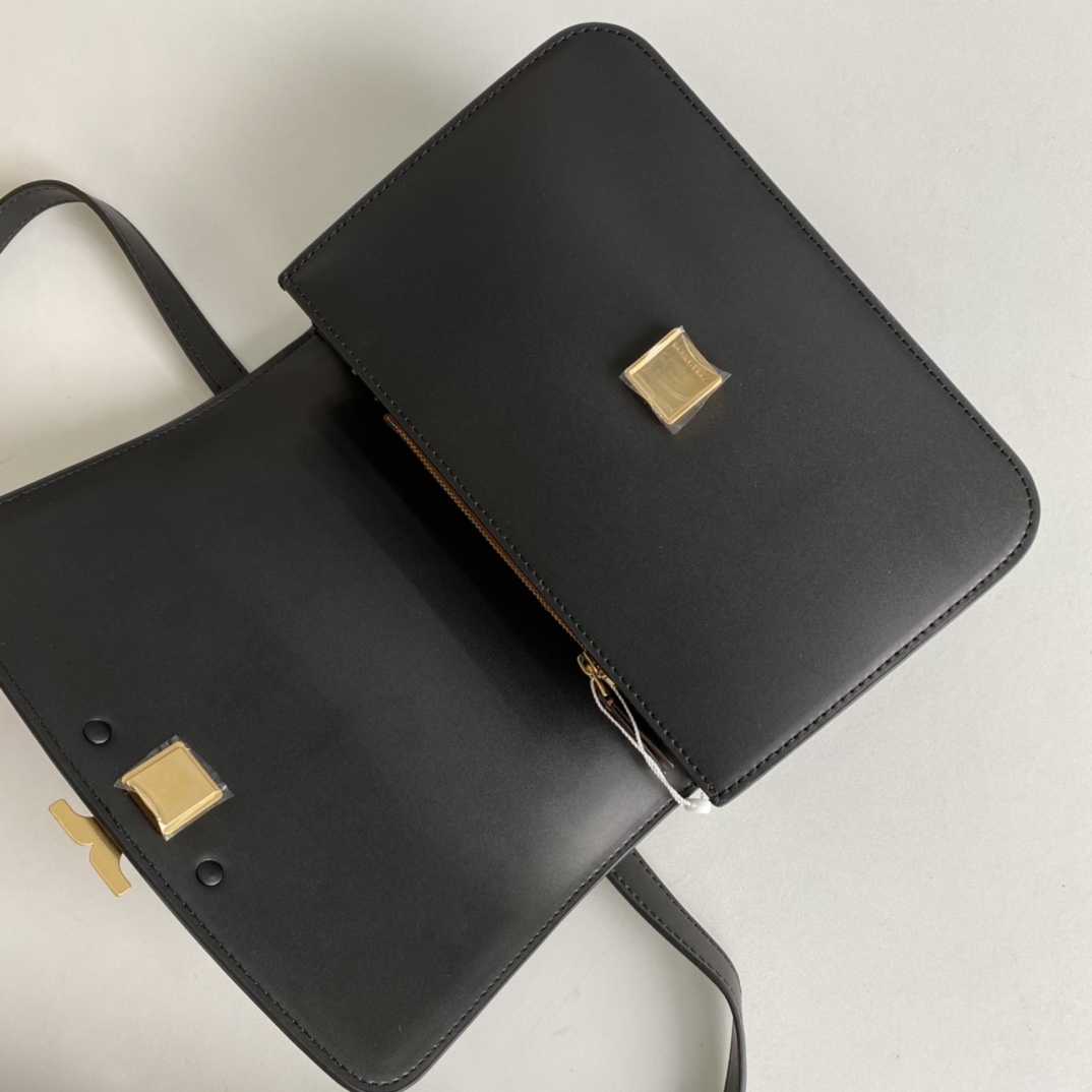 Tory Burch ～TB新款box豆腐包。大号 牛皮，肩带可拆卸 简洁包身，优雅随性 尺寸：23.5*10*7