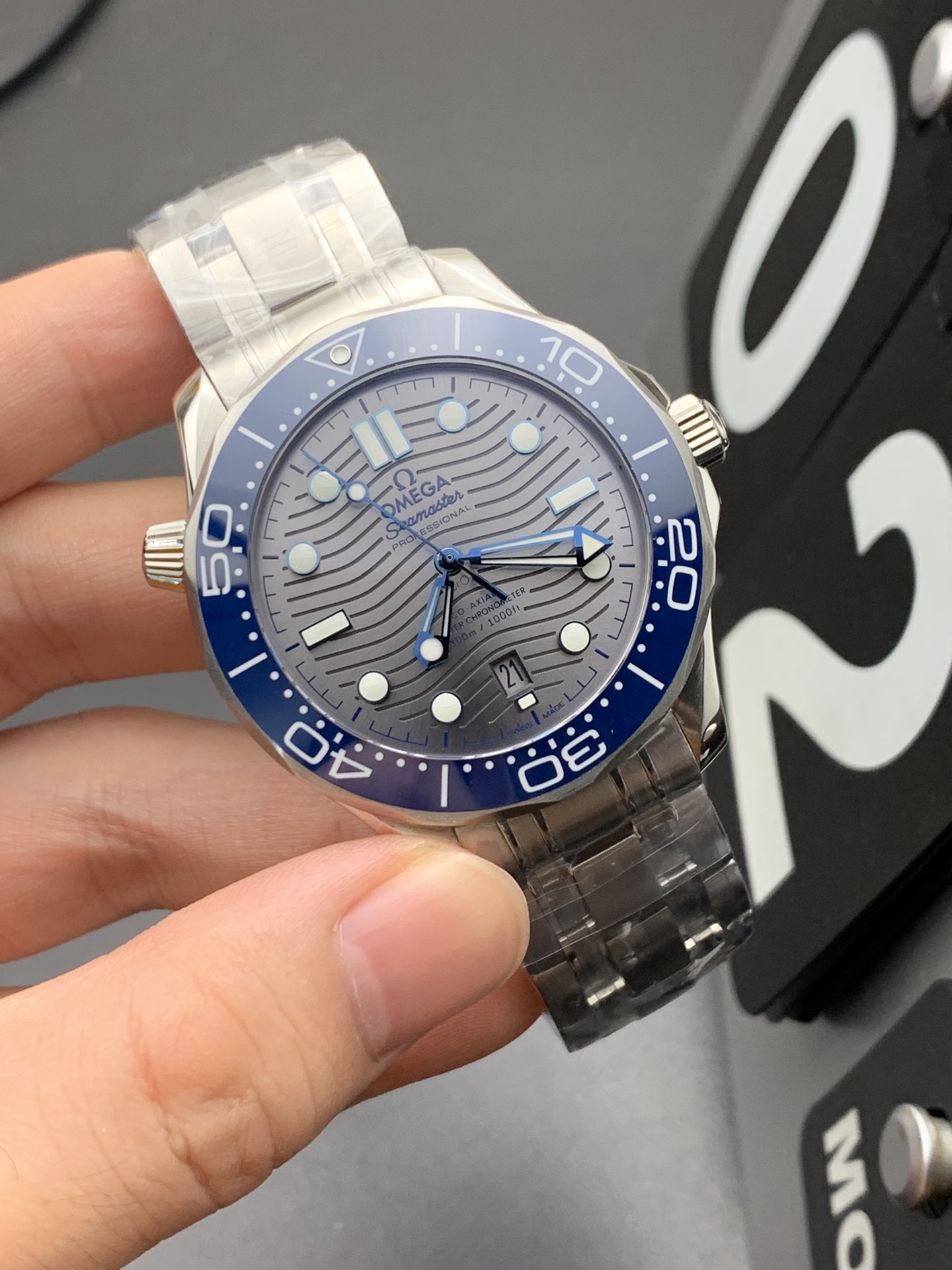 Omega 蓝灰海马300