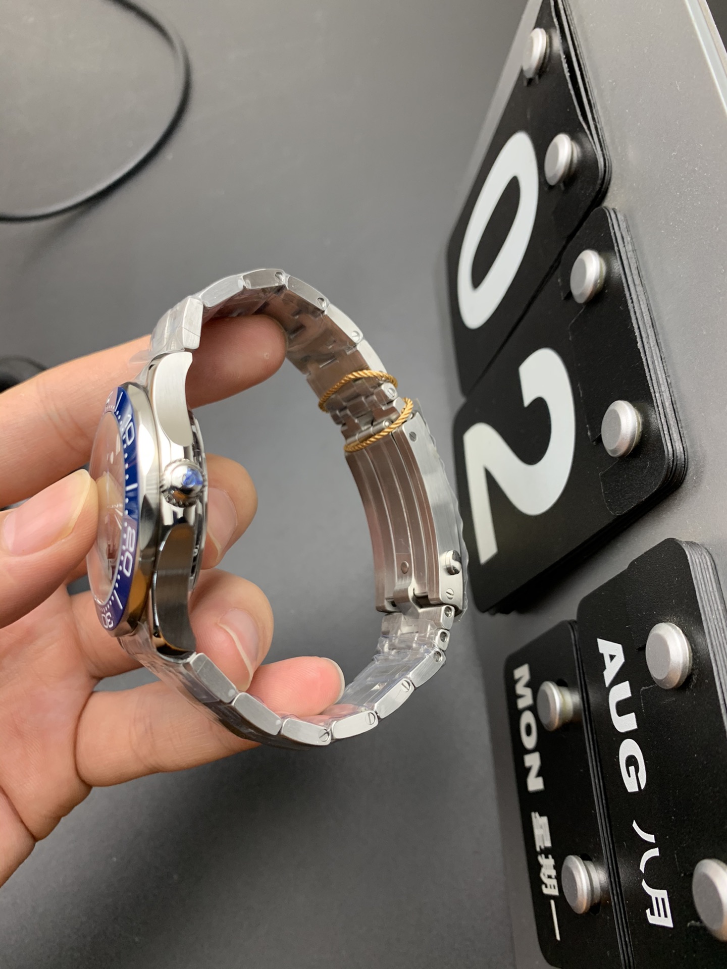 Omega 蓝灰海马300