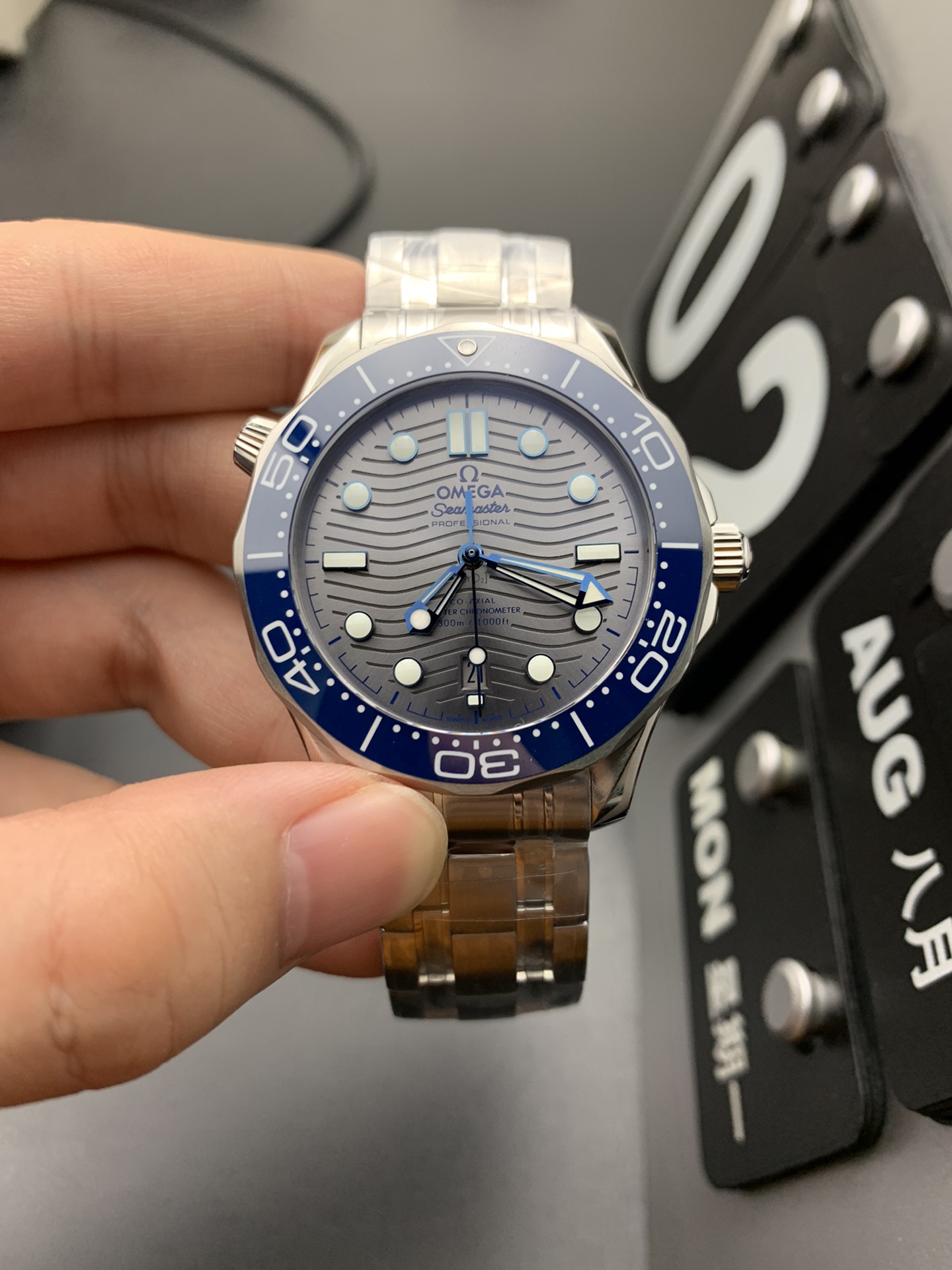 Omega 蓝灰海马300