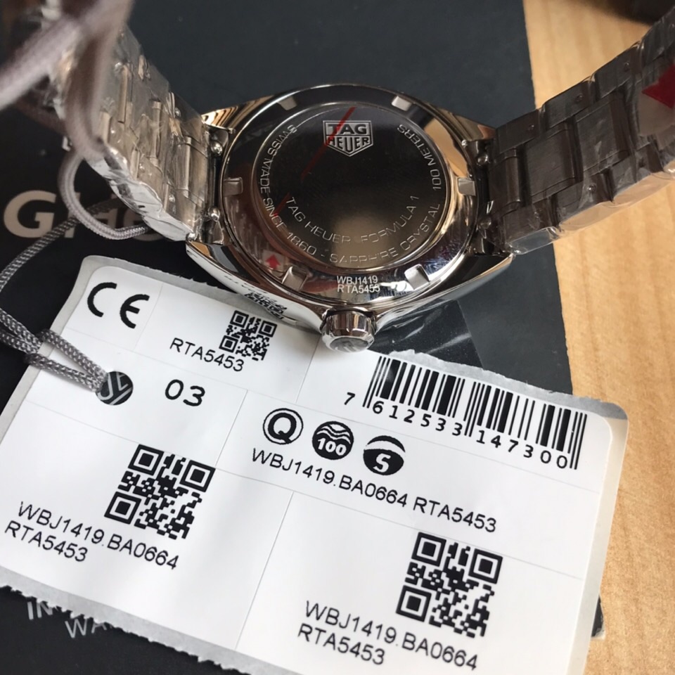 可以订做专柜查验码
批:900原盒:50 新款泰格豪雅女表，很赞！今夏最爆女装表，新款硬货，独家首发！Original Tagheuer,泰格豪雅F1系列女士石英表，原装材质表带表壳，温润细腻，清新淡雅，更显奢华！～32mm表径，蓝宝石镜面，精致立体工艺字面，原装瑞士石英机芯，支持拆机验货，一表一码配吊牌，专柜同步！全新全套出[色][色][色]