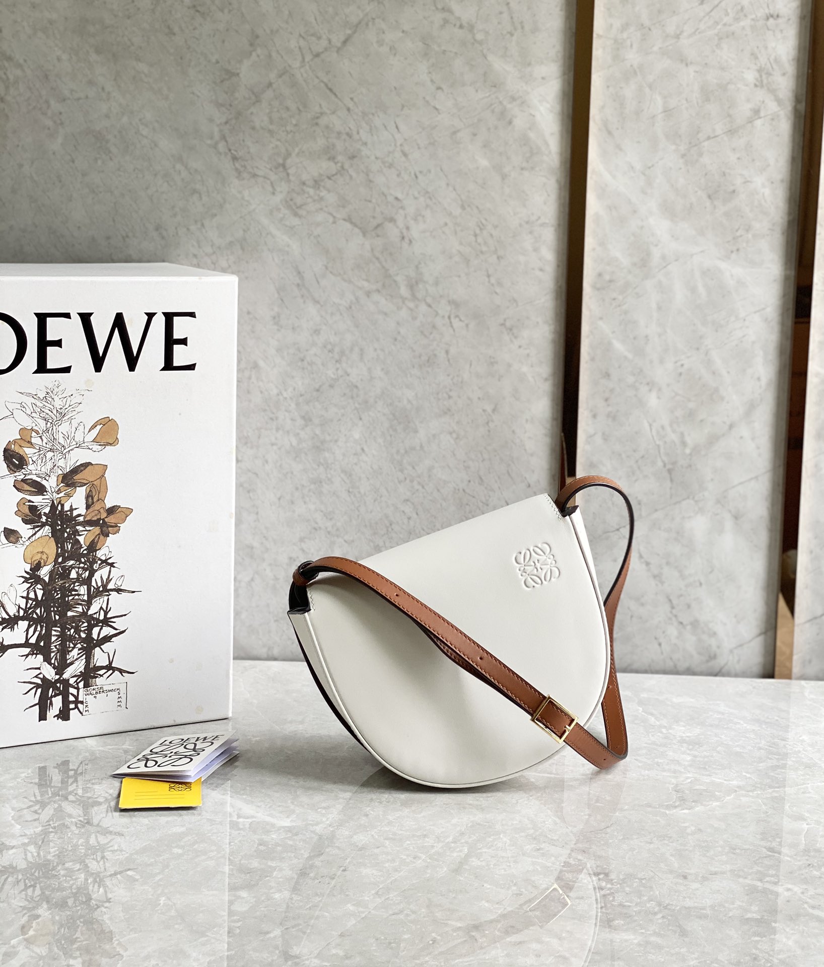 LOEWE罗意威 Heel duo系列单肩包 0508白/棕