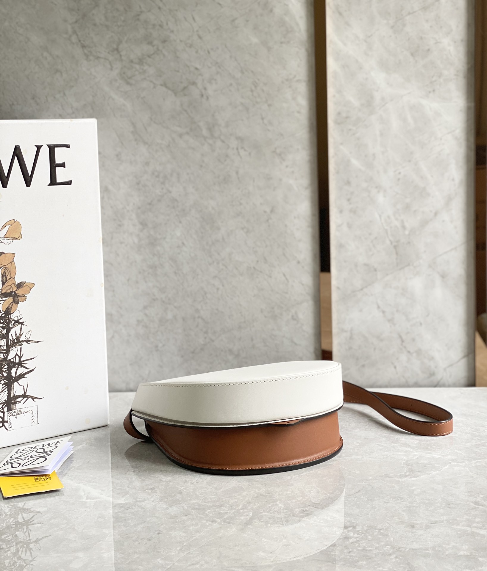 LOEWE罗意威 Heel duo系列单肩包 0508白/棕