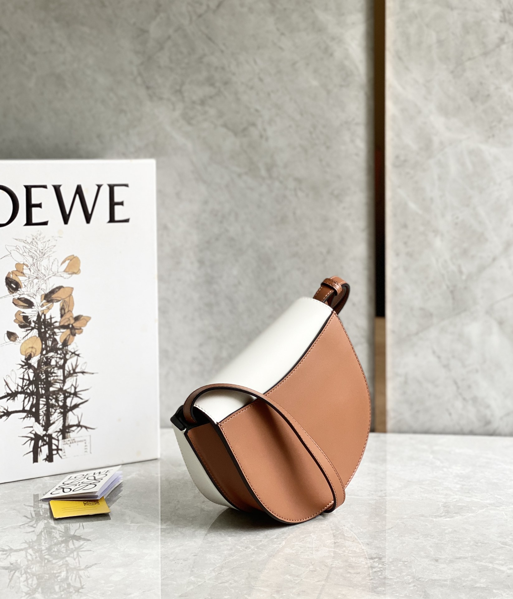 LOEWE罗意威 Heel duo系列单肩包 0508白/棕