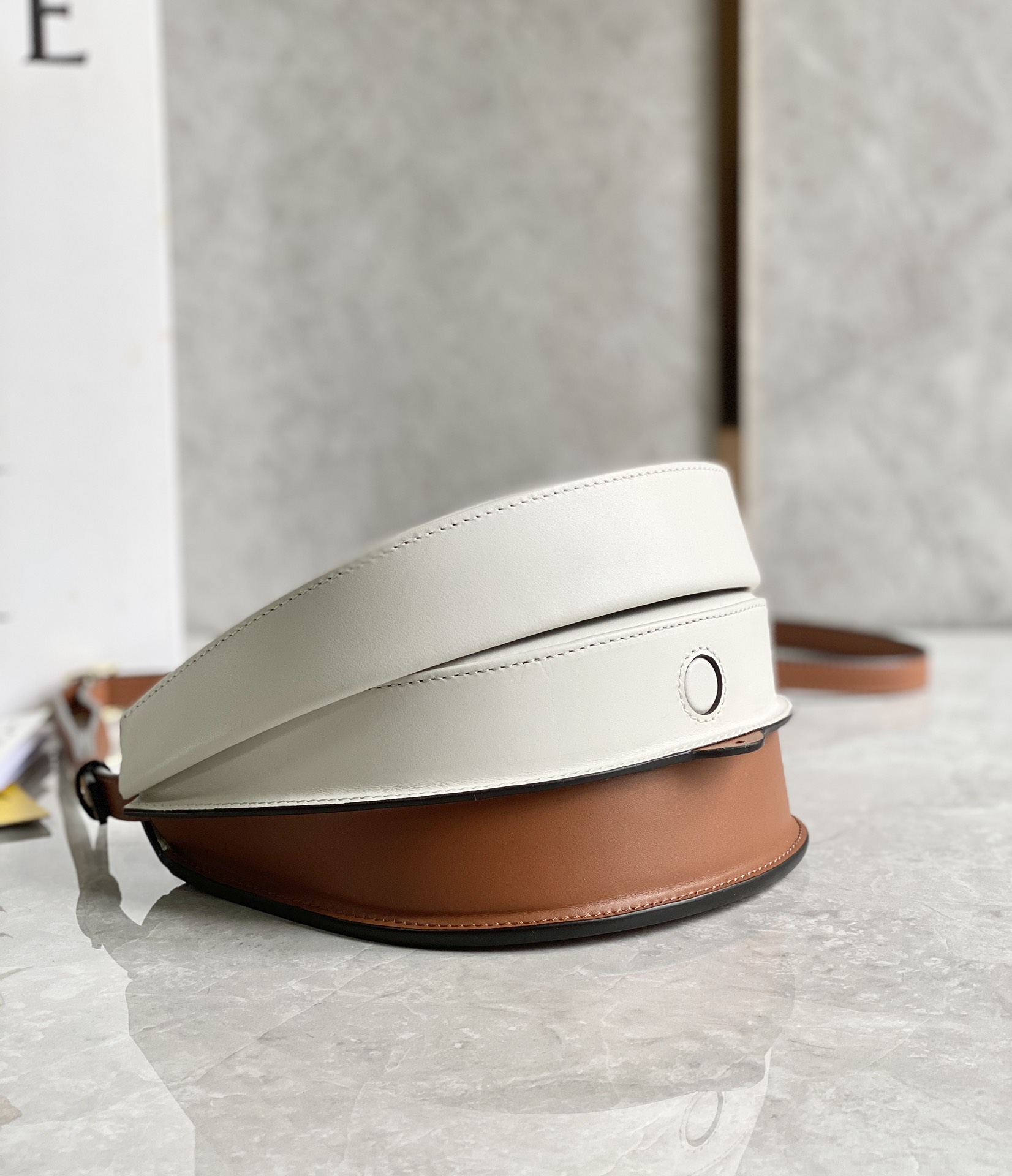 LOEWE罗意威 Heel duo系列单肩包 0508白/棕