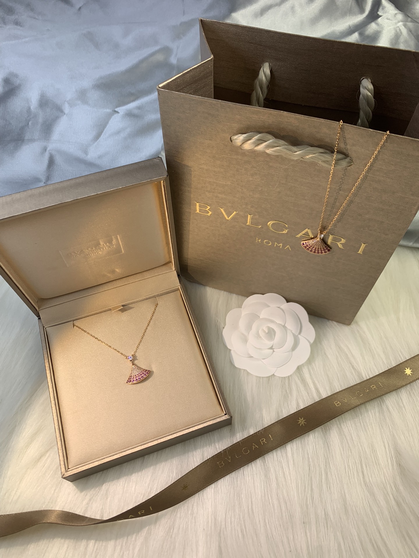 NO:104615,Chinese Valentine's Day limited | BV limited edition gradient pink skirt full of high-end gradient pink sapphire Chinese Valentine's Day confession gift I like you Like the wind walking eight thousand miles gradient skirt with excellent texture, Bulgari necklace, bottega veneta, bvlgari, skirts, necklace19860909七夕限定 | BV限量版渐变粉裙子高级感满满的渐变粉蓝宝七夕表白礼物我喜欢你 像风走了八千里渐变裙子质感超赞,宝格丽项链,bottega veneta,bvlgari,skirts,necklace,Jewelry