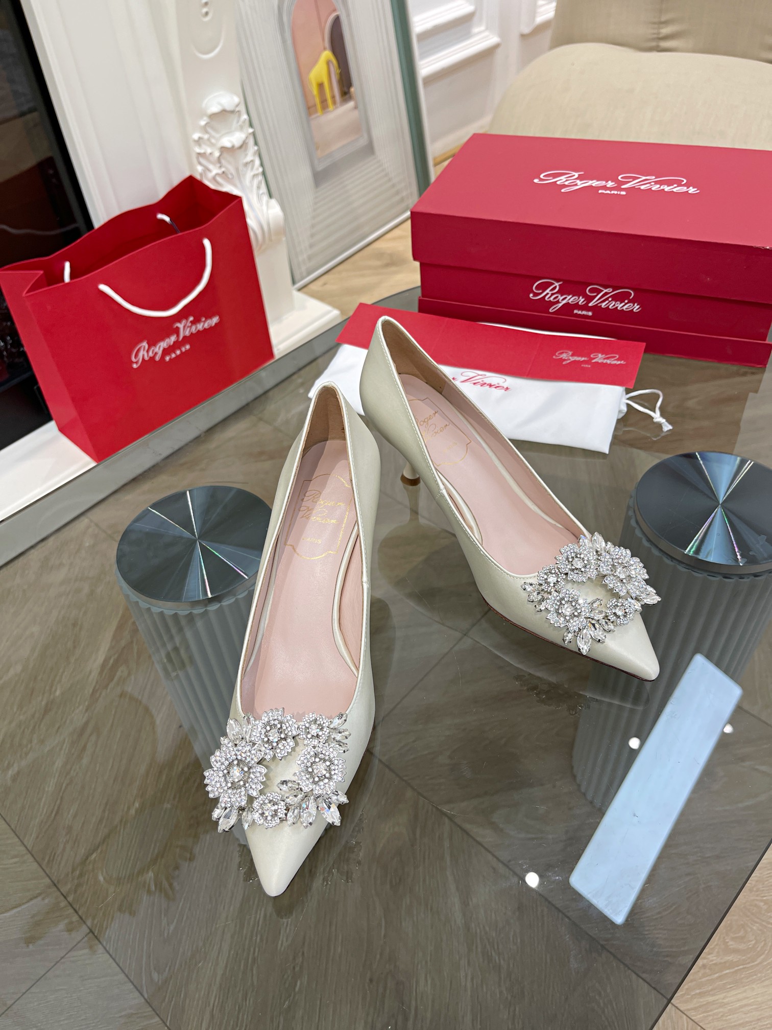 Spring 2023 Shoe Trend: Super-Glazed Ocean of Love and Luxury - 图片 3