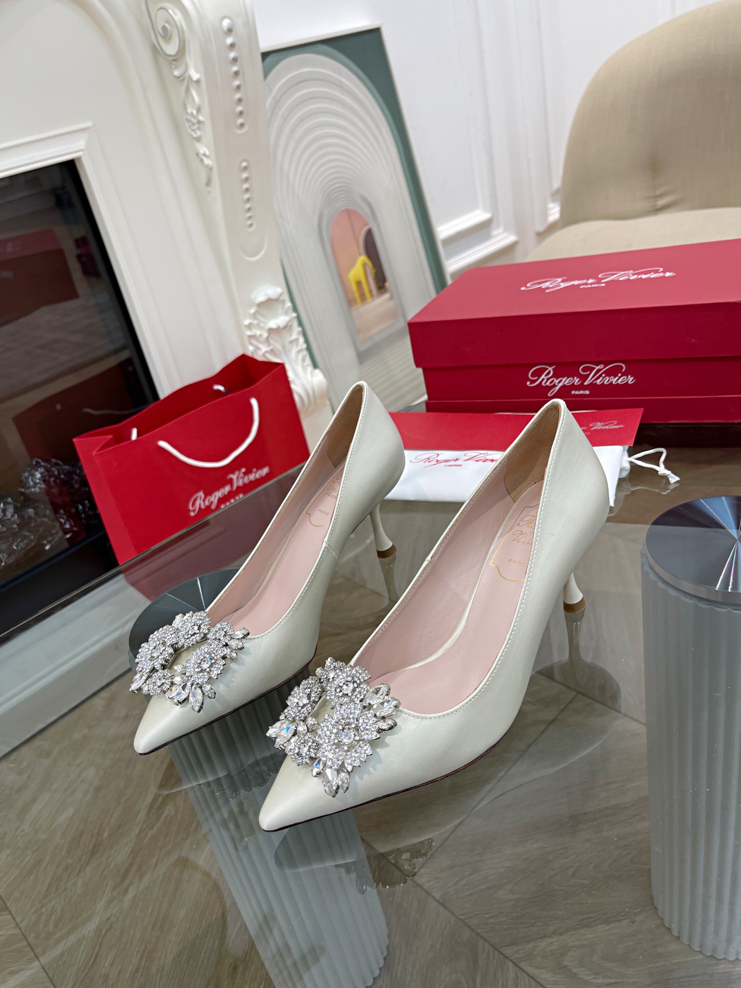 Spring 2023 Shoe Trend: Super-Glazed Ocean of Love and Luxury - 图片 7