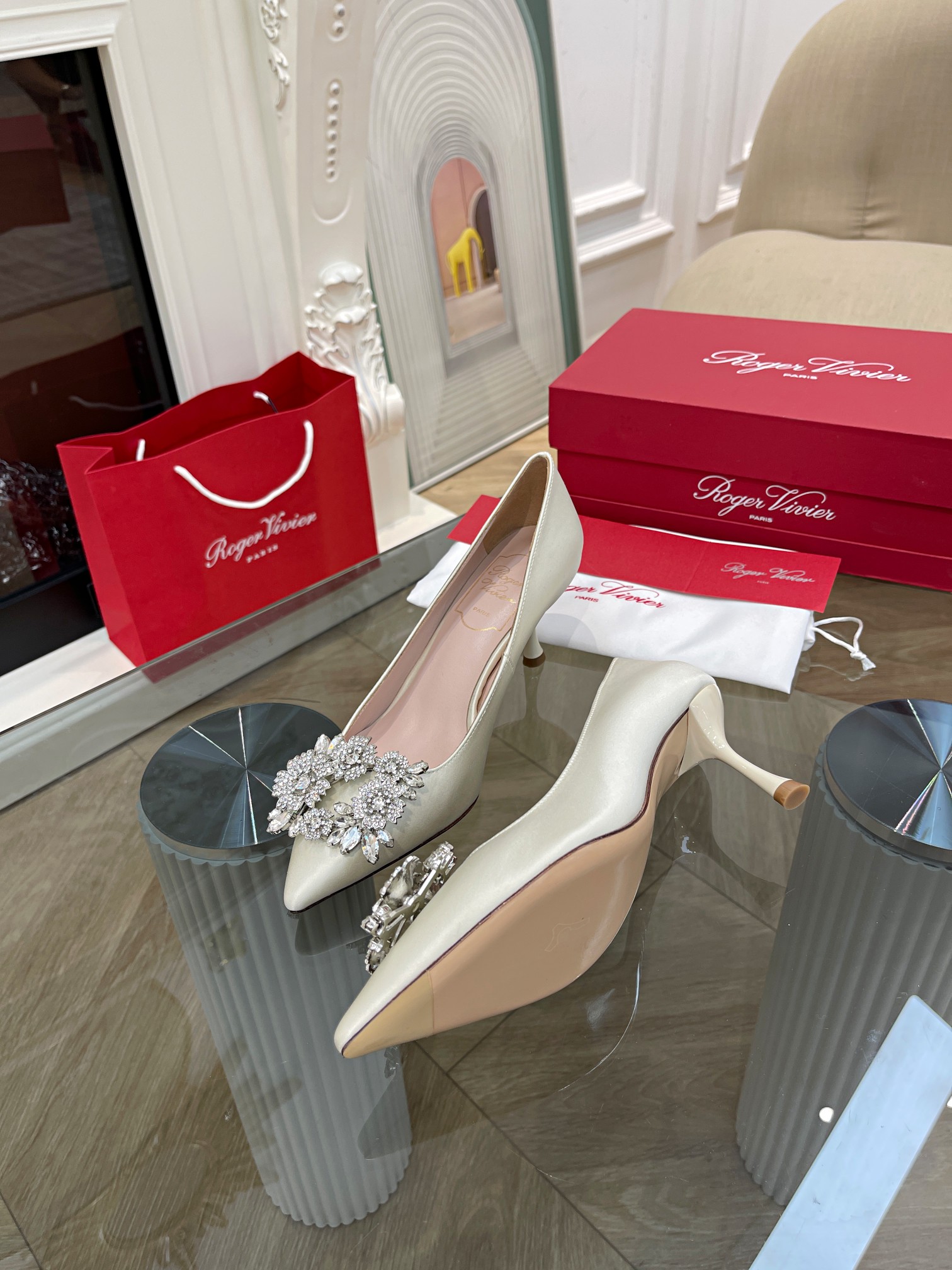 Spring 2023 Shoe Trend: Super-Glazed Ocean of Love and Luxury - 图片 8