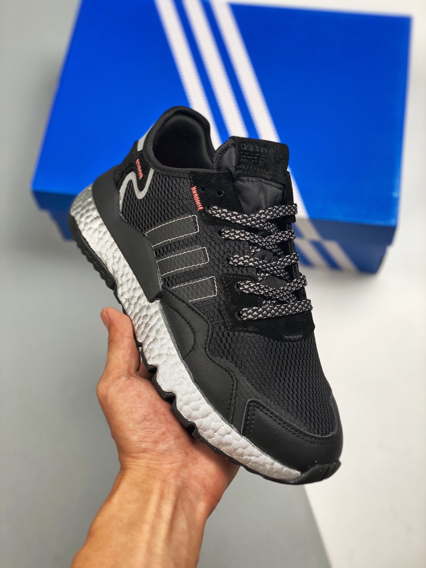 AD Nite Jogger Boost negro y plata trébol colaboración nocturna. N.º de producto: FV4137. Zapatillas de running retro c…
