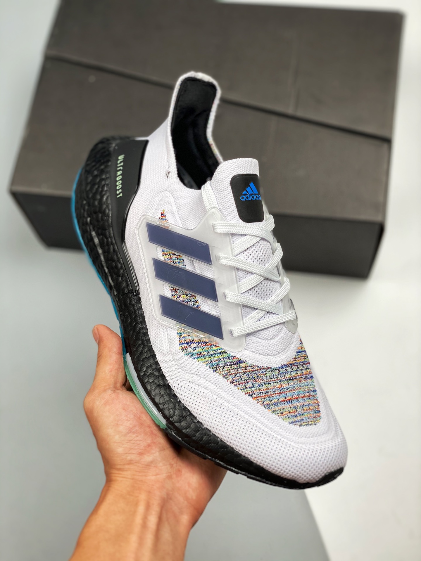 Ultra Boost 7.0 blanco, negro y arcoíris, lanzamiento simultáneo en tiendas, fotos reales en primer lanzamiento. En com…