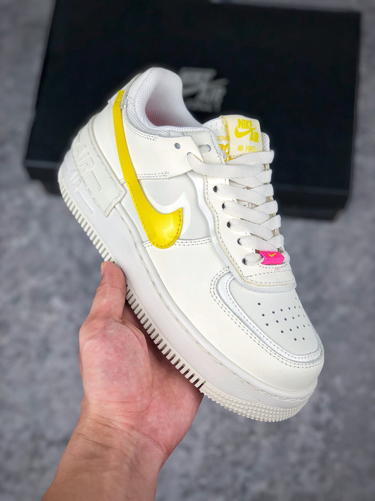 福利特价 开学季
 支持放店
耐克NIKE WMNS Air Force 1 Shadow全新少女系解构主义设计 马卡龙空军一号轻量增高低帮百搭板鞋 为经典设计注入玩味元素 分层结构、加大中底及双重品牌标志 充份彰显 ANike AF1 Shadow 女子运动鞋为经典设计注入玩味元素 CW2630 141 尺码：36 36.5 37.5 38 38.5 39 40