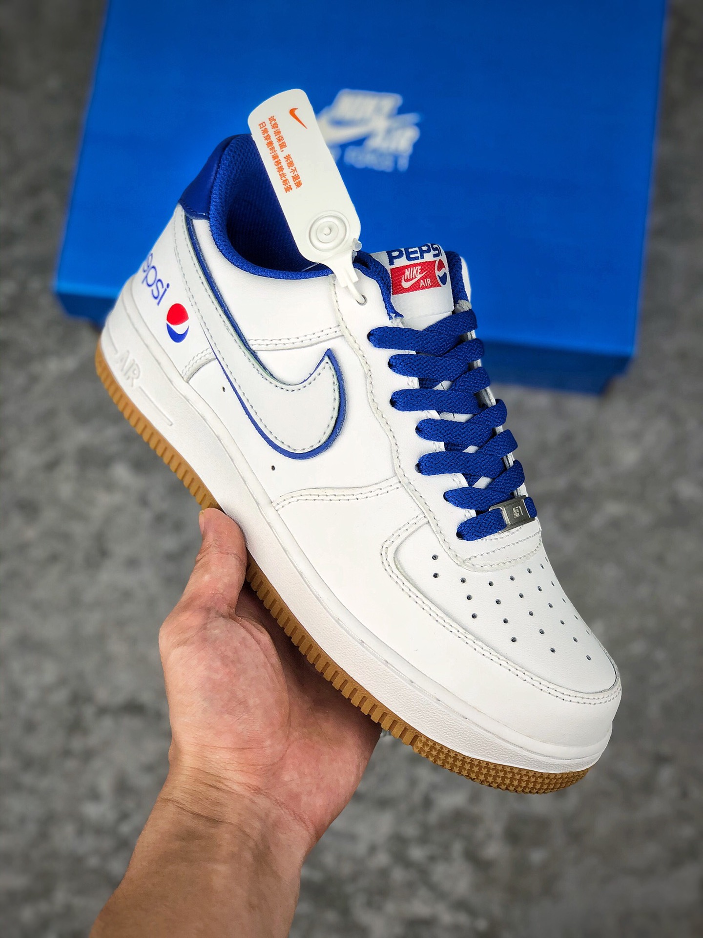 福利特价 开学季
 终端放店
NK Air Force1  Low 百事可乐联名
原装级别 海外限量发售
打造纯正空军版型#专注外贸渠道  全掌内置蜂窝气垫 #原盒配件 原厂中底钢印、拉帮完美   
SIZE：39 40 40.5 41 42 42.5 43 44 44.5 45