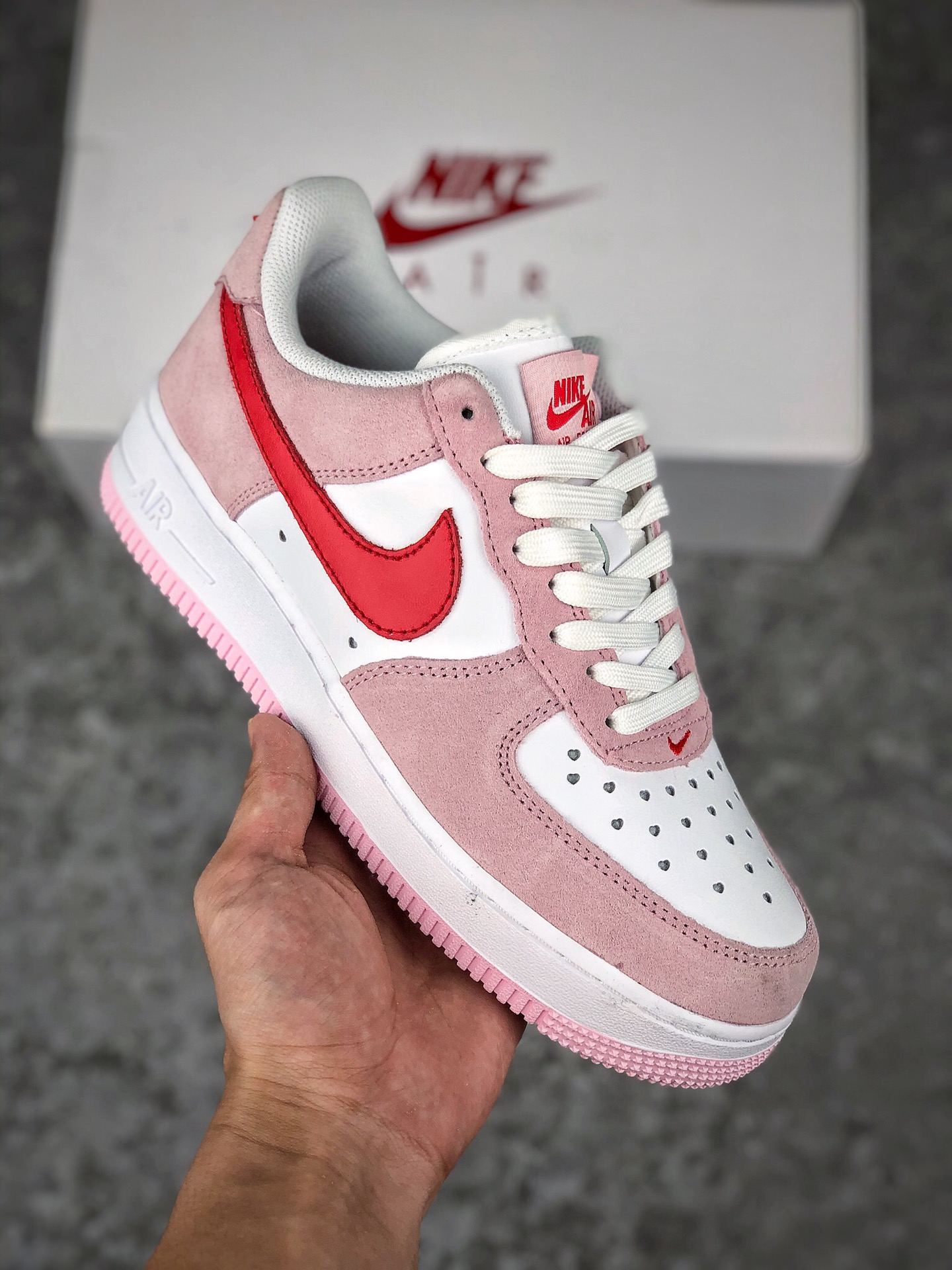 特价福利开学季
 终端放店
Nike Air Force 1 ‘07 QS 粉红 情人节 
该鞋款采用大学红和郁金香粉配色，凸显出俏皮可爱的节日气氛;左右脚鞋舌的图案上均搭配按扣设计，象征着你与这款经典球鞋之间的浪漫情书;此外，后跟处的Nike Air品牌logo则以小号心形标志点缀，诸多匠心细节无不营造浪漫十足的节日体验。
货号:DD3384-600
Size:35.5 36 36.5 37.5 38 38.5 39 40 40.5 41 42 42.5 43 44 44.5 45