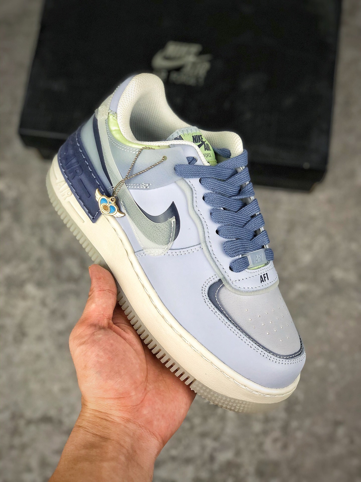 集合图
福利特价 开学季
 支持放店
耐克NIKE WMNS Air Force 1 Shadow全新少女系解构主义设计 马卡龙空军一号轻量增高低帮百搭板鞋 为经典设计注入玩味元素 分层结构、加大中底及双重品牌标志 充份彰显 ANike AF1 Shadow 女子运动鞋为经典设计注入玩味元素 CW2630 141 尺码：36 36.5 37.5 38 38.5 39 40