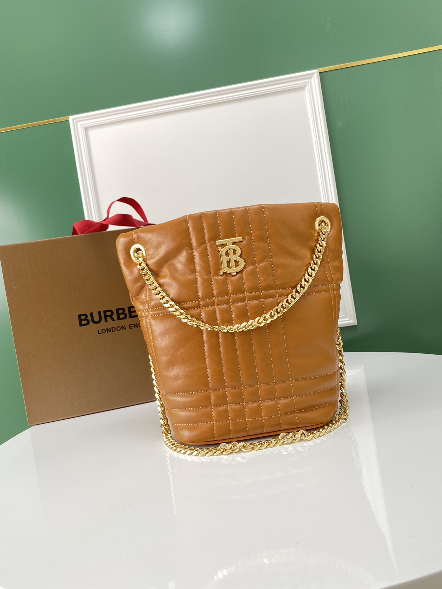 B family’s latest exquisite quilted Lola bucket bag, handcrafted from soft tanned lambskin, with an exquisite all-copper chain strap, decorated with the T-B exclusive logo on the front, can be worn as a shoulder strap or cross-body, and looks good no matter how concave it is💓Model sheepskin bucket bag, small size: 30×12