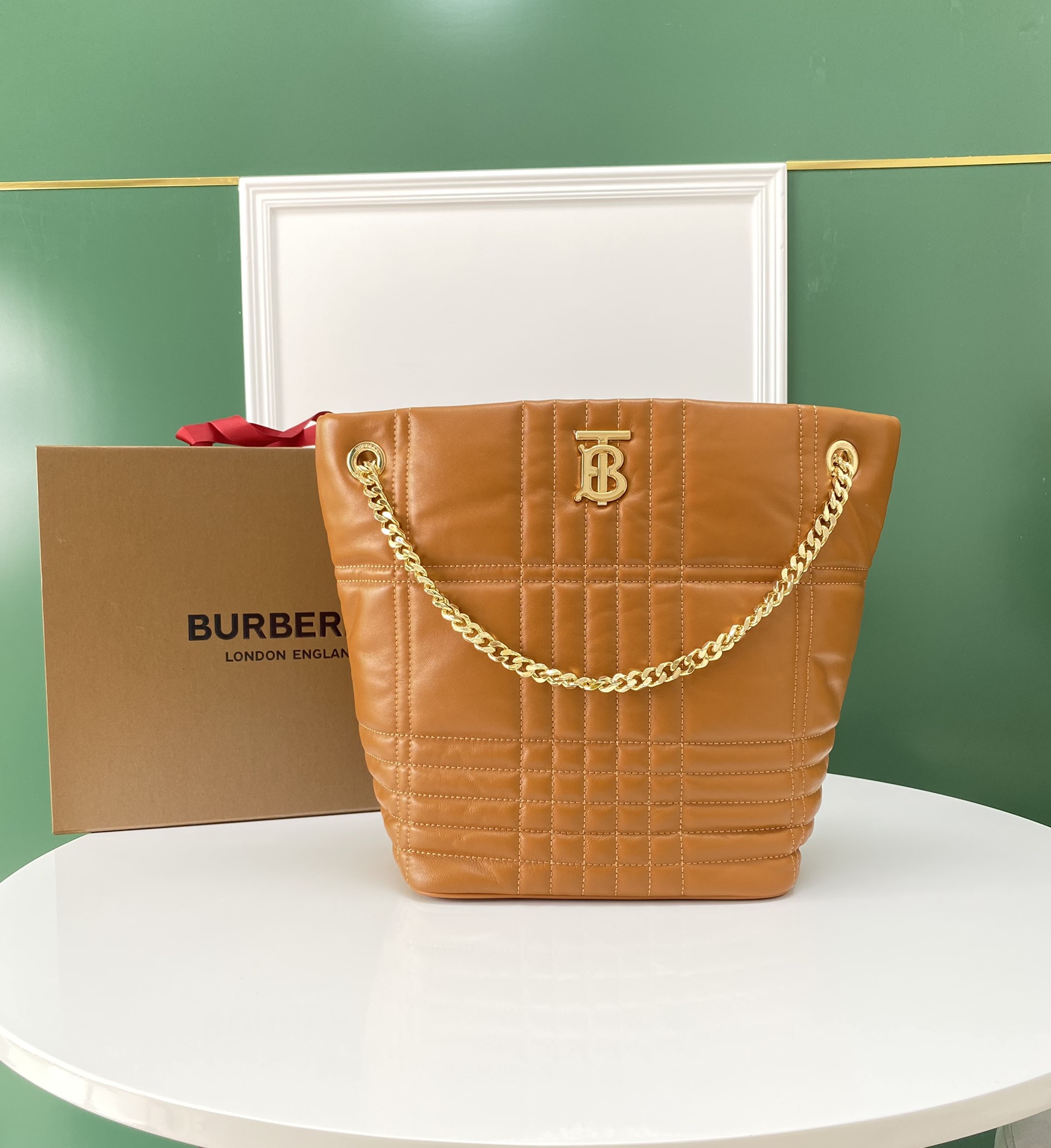 B’s latest exquisite quilted Lola Bucket Bag, handcrafted from soft tanned lambskin, with an exquisite all-copper chain strap, decorated with the T-B exclusive logo on the front, can be worn as a shoulder strap or cross-body, and looks good no matter how concave it is💕Large model sheepskin bucket bag, size: 38×12