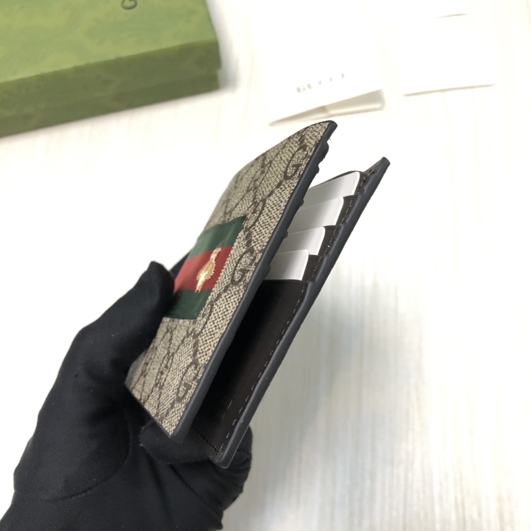 由G家最具辨识性的两种标志 — GG图案和织带精心搭配制作。此款短皮夹采用GG Supreme高级人造帆