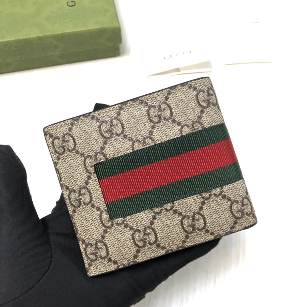 由G家最具辨识性的两种标志 — GG图案和织带精心搭配制作。此款短皮夹采用GG Supreme高级人造帆