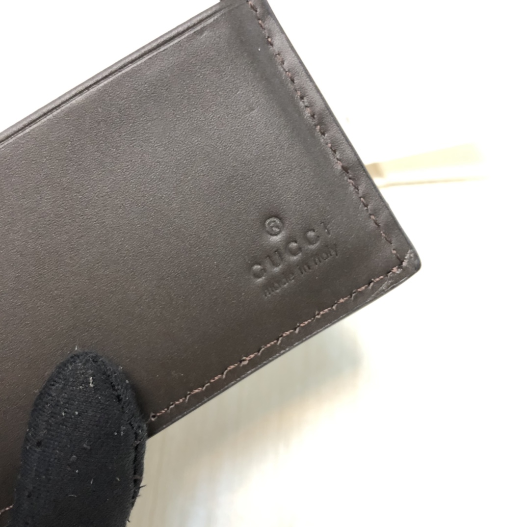 由G家最具辨识性的两种标志 — GG图案和织带精心搭配制作。此款短皮夹采用GG Supreme高级人造帆