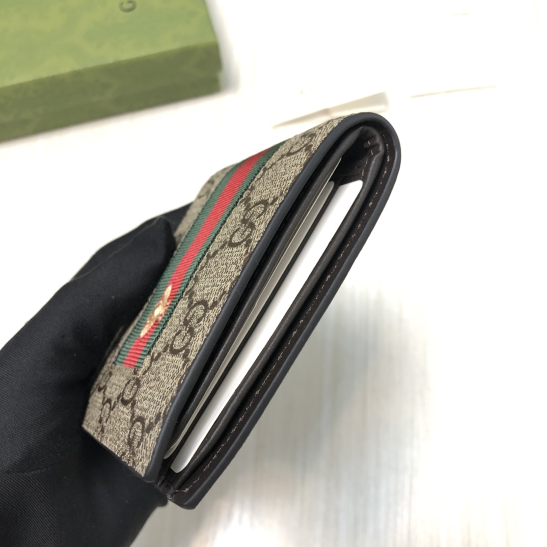 由G家最具辨识性的两种标志 — GG图案和织带精心搭配制作。此款短皮夹采用GG Supreme高级人造帆