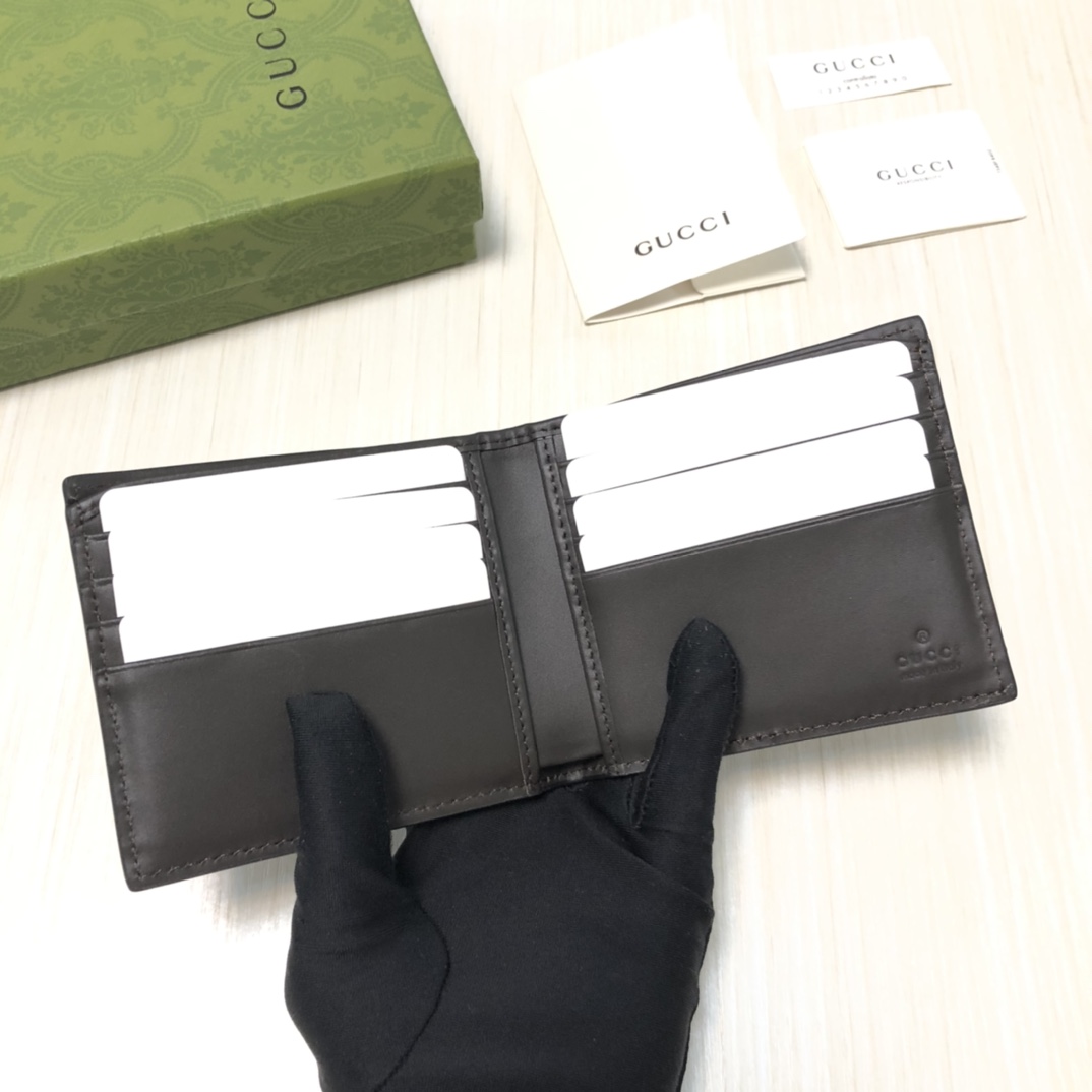 由G家最具辨识性的两种标志 — GG图案和织带精心搭配制作。此款短皮夹采用GG Supreme高级人造帆