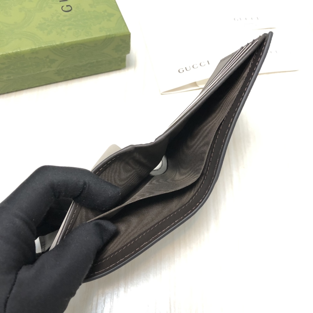 由G家最具辨识性的两种标志 — GG图案和织带精心搭配制作。此款短皮夹采用GG Supreme高级人造帆