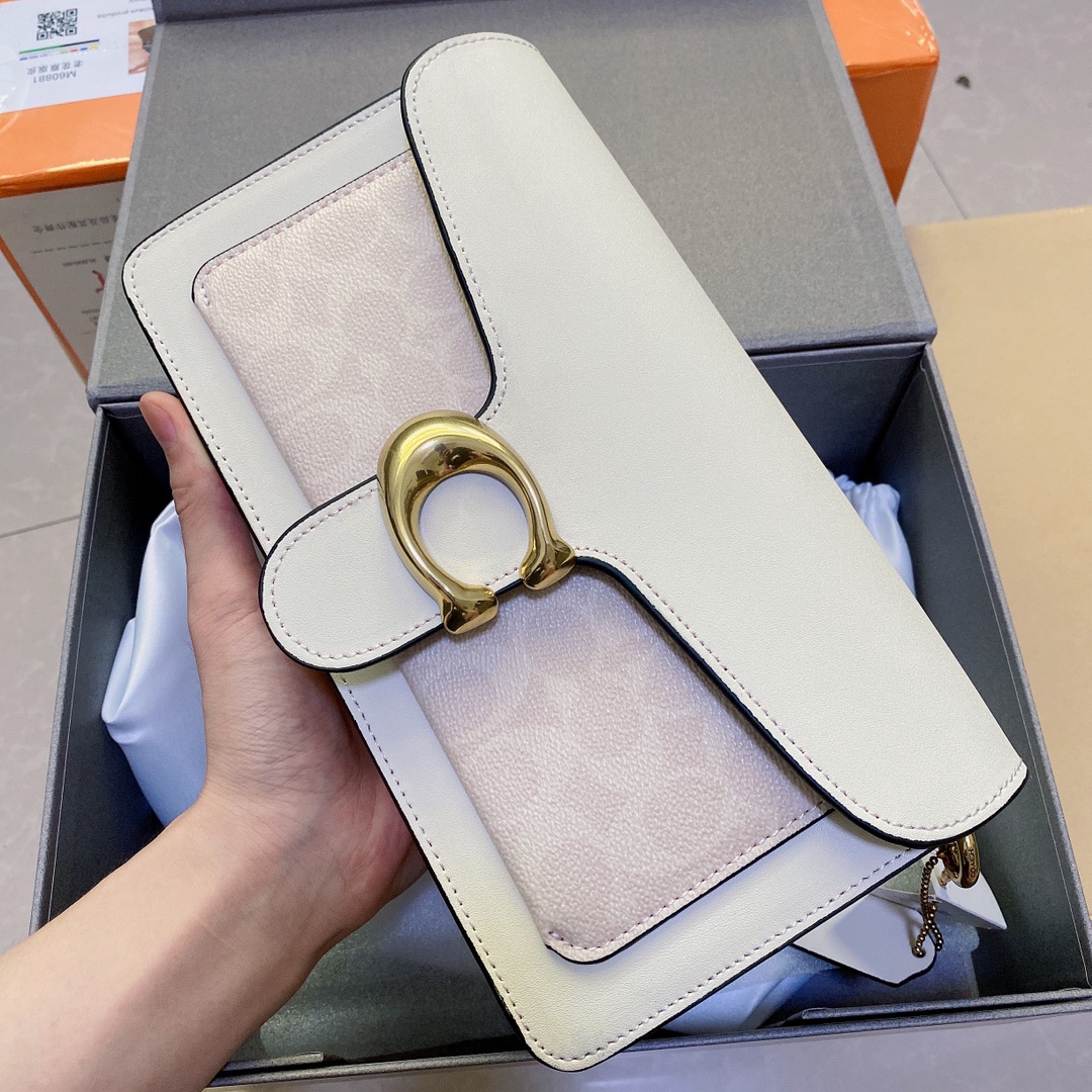 蔻驰Tabby酒神包🅿️230 让小姐姐第一眼看到就会爱上它.被誉为平价版酒神包的蔻驰Tabby.复古又百搭.很受欢迎.五金扣厚实.整体精致.特别能装.标配一长一短可卸肩带.内部结构分层合理.中间带拉链隔层小袋.把包分成三格.完美尺寸. 规格：25*15*7.5cm 手提单肩斜挎都没问题.