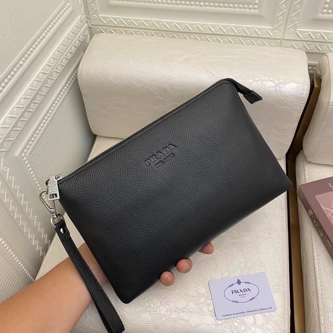 K0  品质升级型号：F0140～黑色原单手包Prada爆款专柜经典款式头层自然摔搭配原厂五金专注简约风格包身休闲稳重适合各种场合立体感超强的廓形剪裁令其富有意式的复古风情内里iPad内袋+拉链暗格+YKK原厂五金尺寸：28-19-3cm顶级品质。
