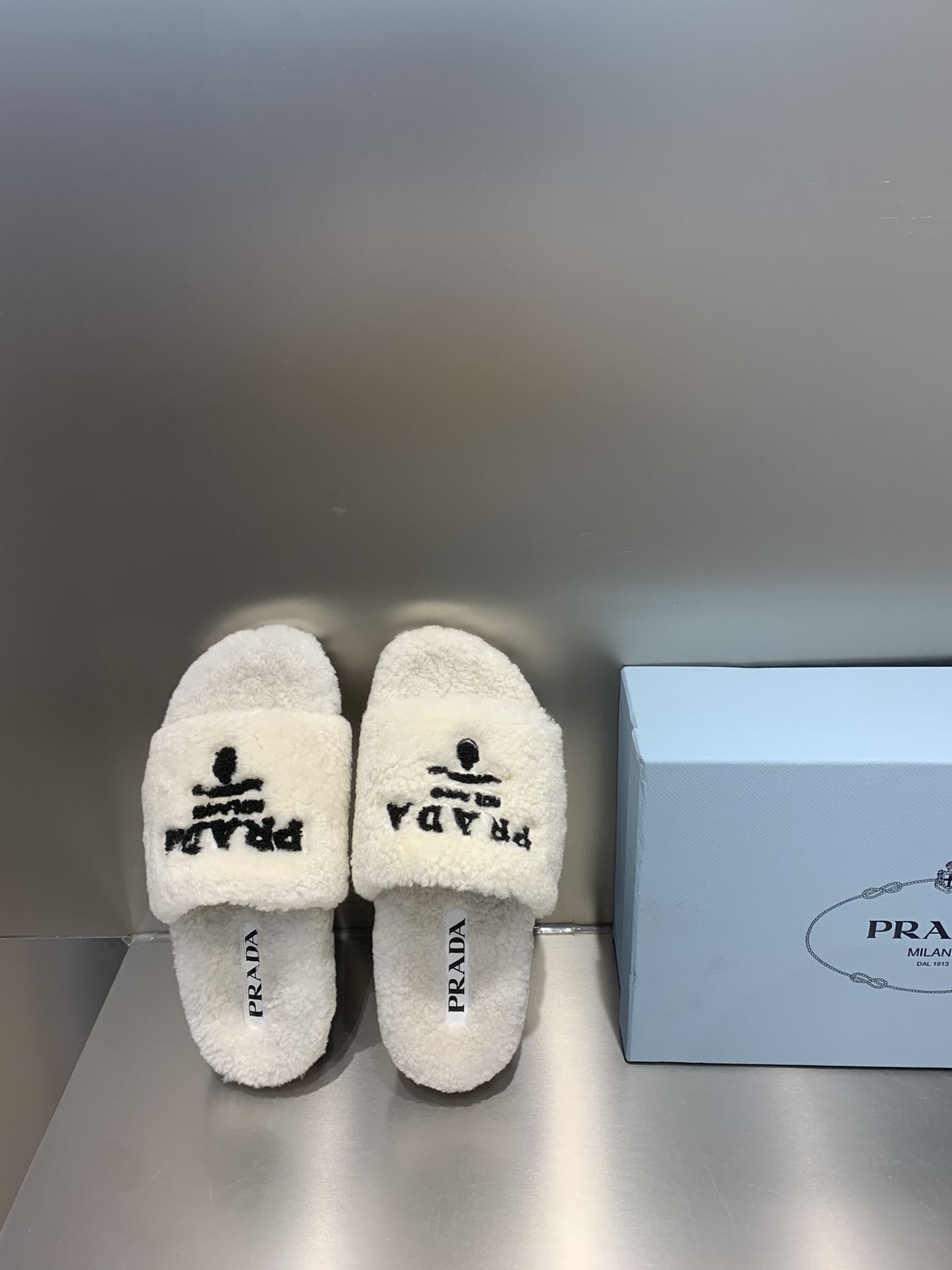 RAD*aw 秋冬新款毛拖今年的毛毛拖超货，不备上两双对不起自己🤓好玩好看好萌 正品复刻精致鞋面手工绣线