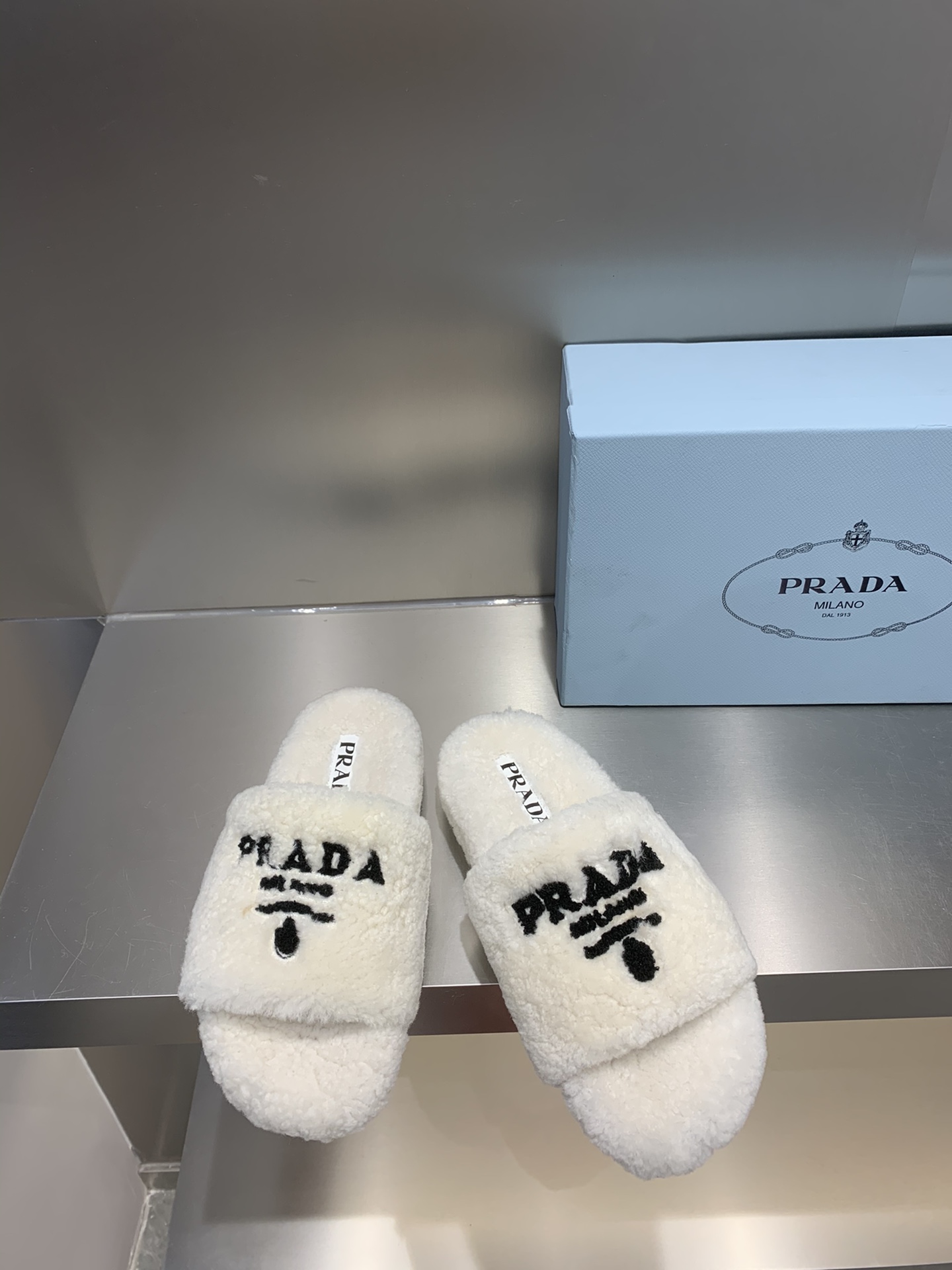 RAD*aw 秋冬新款毛拖今年的毛毛拖超货，不备上两双对不起自己🤓好玩好看好萌 正品复刻精致鞋面手工绣线