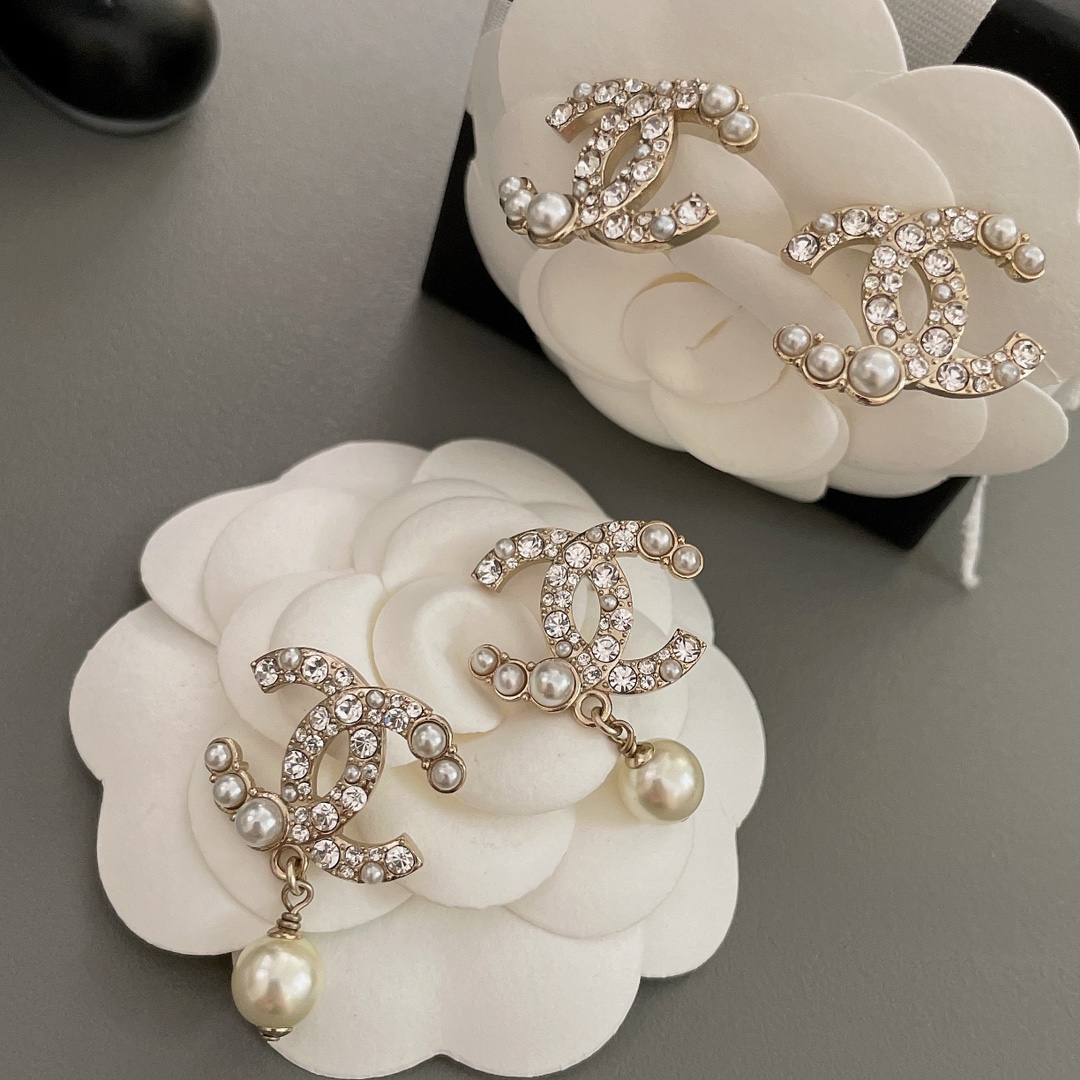 NO:632161,Earrings 88160 Stud earrings 88150 Fragrant pearl diamond dangle bead stud earrings .Z, the dangle bead style is very fairy-like pearl style, Z consistent and specific Swarovski pearls + crystals, super soft and delicate, a must-have for fairies!  ,,earrings,Cardia high-end jewelry19860909耳环88160 耳钉 88150香珠钻吊珠耳钉 .Z ,吊珠款编非常仙气十足的珍珠款,Z一致特定的施华洛珍珠+水晶,超级柔美精致,仙女们必入！,,earrings,卡迪亚高端饰品,Jewelry