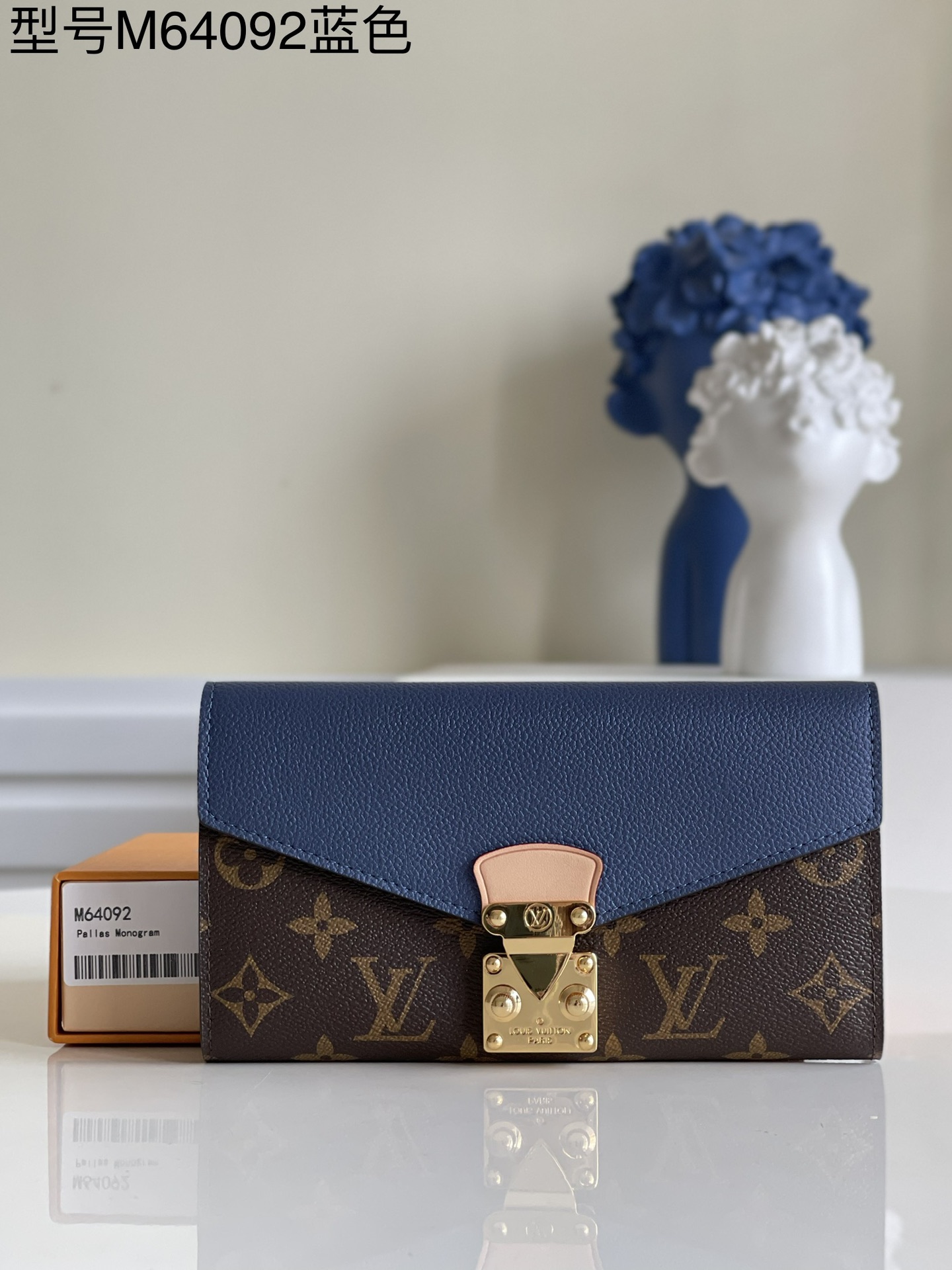 NO:397451,【Exclusive real photo M64092 blue】This versatile Pallas wallet is designed with exquisite features, fashionable and practical. The vivid colors of Monogram canvas and the iconic S-shaped lock not only ensures the security of the wallet, but also makes it express the exquisite and elegant beauty. The wallet has considerable internal capacity and can easily accommodate coins, bills, credit cards and banknotes! Size 19x10 Cm.B., LV [original leather], louis vuitton19860909【独家实拍M64092蓝色】此款功能多样的 Pallas 钱夹设计极为精妙,时尚感十足又颇具实用性.色彩鲜活的 Monogram 帆布和标志性的 S 形锁既保证了钱夹的安全性,又令其流露精致典雅之美. 钱夹内部容量可观,可轻松容纳硬币、票据、信用卡及纸币等物!尺寸19x10 Cm.B.,LV【原厂皮】,louis vuitton,Bag