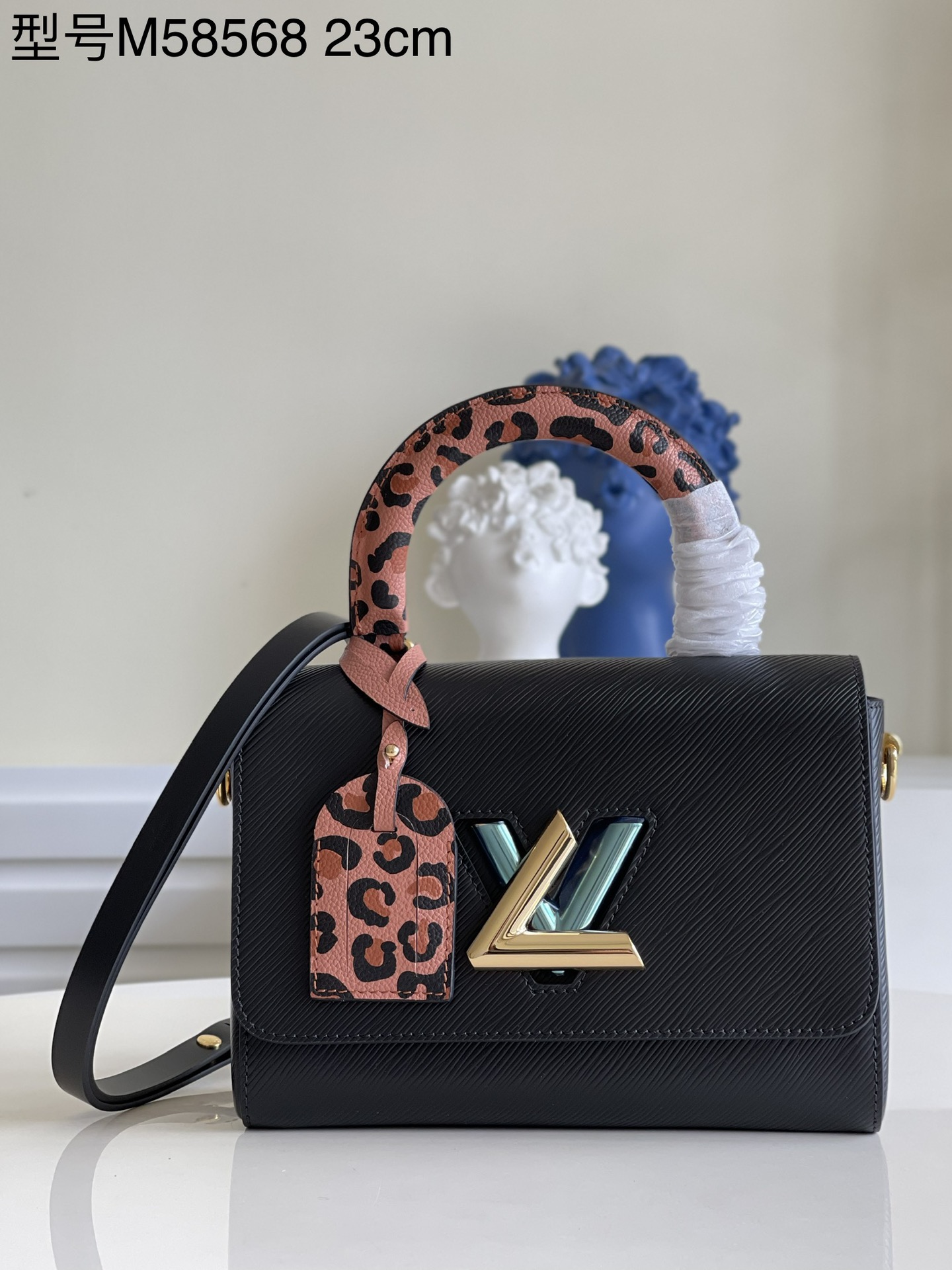 NO:397515,【Exclusive real shot of M58568 large size】M50280 autumn Wild at Heart capsule series injects wildness into Twist medium handbags. Classic Epi grained leather body with suitcase style handles and leopard printed brand, removable leather shoulder straps to interpret functional aesthetics, making it an ideal companion for autumn wardrobe. Size 23 x 17 x 9.5 cm s.,LV [original leather],louis vuitton19860909【独家实拍M58568 大号】M50280 秋季 Wild at Heart 胶囊系列为 Twist 中号手袋注入野性神采.经典 Epi 粒面皮革包身搭配行李箱风格手柄和豹纹印花名牌,可拆卸皮革肩带诠释功能美学,成就秋日衣橱的理想伴侣.尺寸23 x 17 x 9.5 厘米 s.,LV【原厂皮】,louis vuitton,Bag