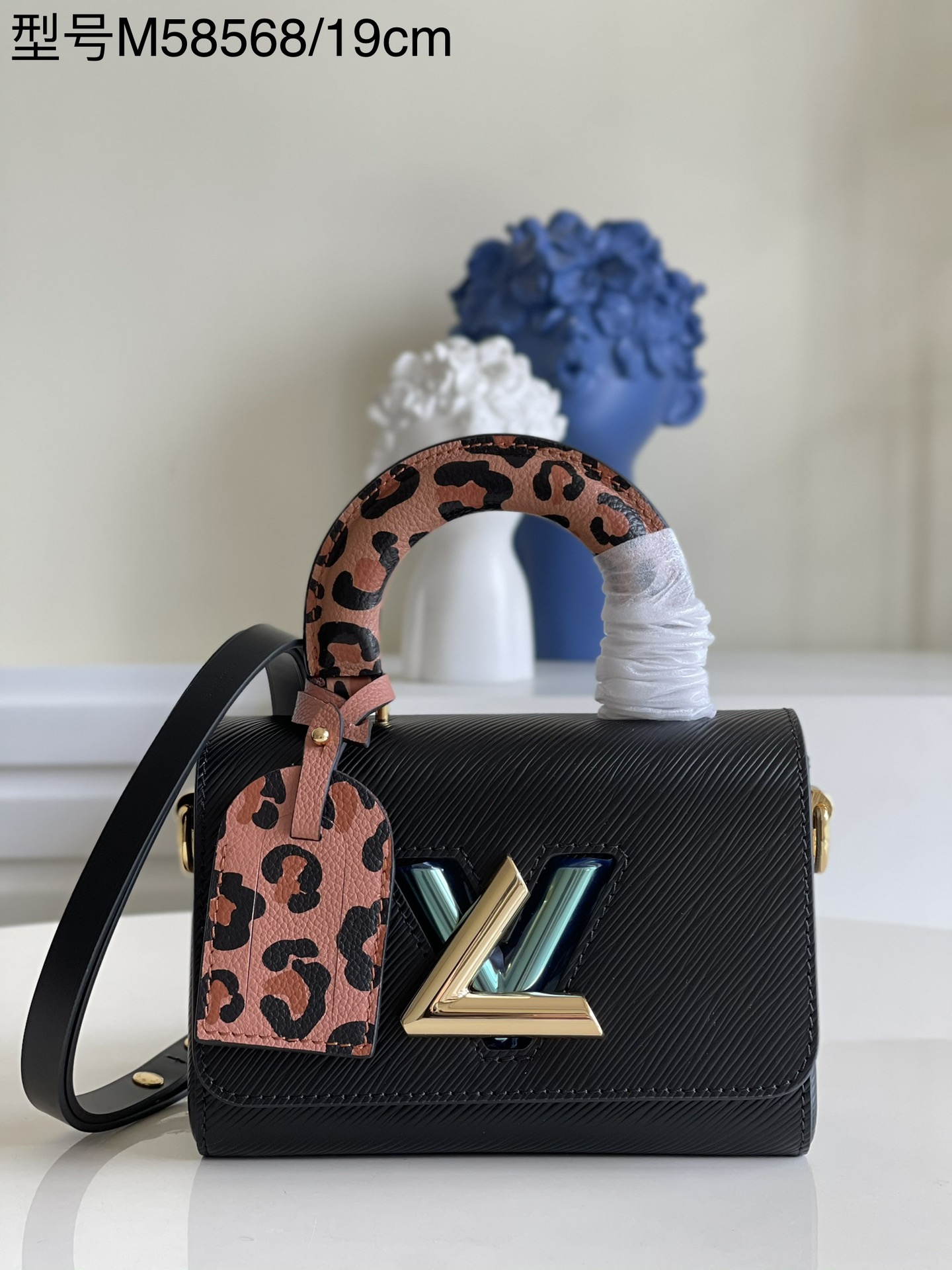NO:397489,【Exclusive real photo M58568 small】M50280 M50332 This Twist small handbag comes from the autumn Wild at Heart capsule series, which is a suitcase style handle and brand made of Epi leather bag with leopard printed canvas, showing off its wildness. The removable shoulder straps achieve a variety of backing methods, elegantly fitting the autumn trend. Size 18 x 13 x 8 s.,LV [original leather],louis vuitton19860909【独家实拍M58568 小号】M50280 M50332 本款 Twist 小号手袋来自 秋季 Wild at Heart 胶囊系列,为 Epi 皮革包身搭配豹纹印花帆布制成的行李箱风格手柄及名牌,焕现野性神采.可拆卸肩带实现多元背法,优雅契合秋日潮流.尺寸18 x 13 x 8 s.,LV【原厂皮】,louis vuitton,Bag