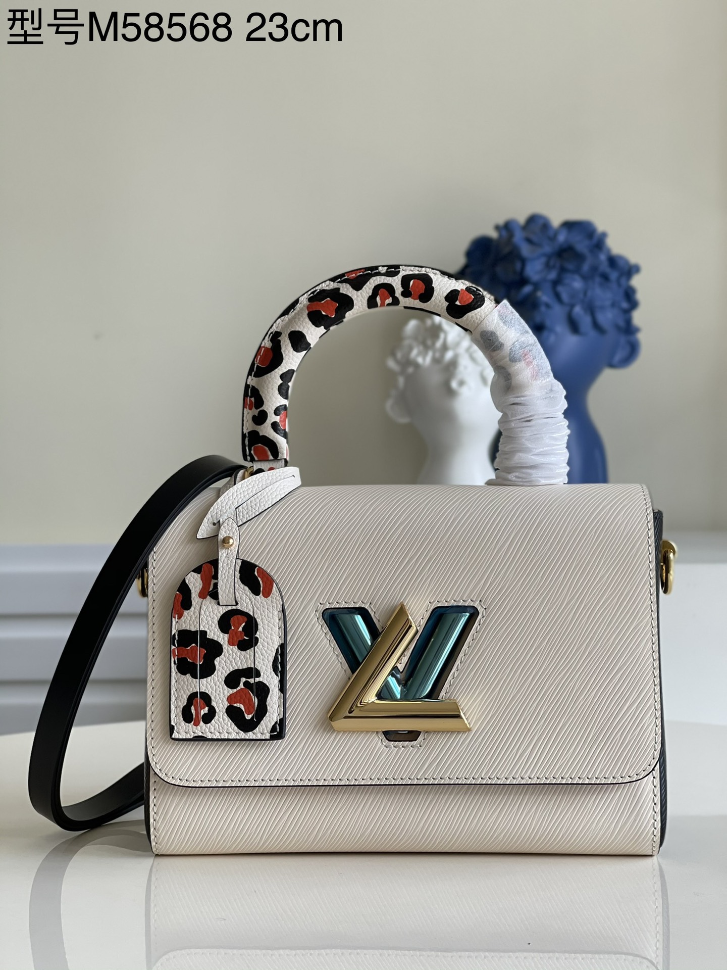 NO:397492,【Exclusive real shot of M58568 large size】M50280 autumn Wild at Heart capsule series injects wildness into Twist medium handbags. Classic Epi grained leather body with suitcase style handles and leopard printed brand, removable leather shoulder straps to interpret functional aesthetics, making it an ideal companion for autumn wardrobe. Size 23 x 17 x 9.5 cm s.,LV [original leather],louis vuitton19860909【独家实拍M58568 大号】M50280 秋季 Wild at Heart 胶囊系列为 Twist 中号手袋注入野性神采.经典 Epi 粒面皮革包身搭配行李箱风格手柄和豹纹印花名牌,可拆卸皮革肩带诠释功能美学,成就秋日衣橱的理想伴侣.尺寸23 x 17 x 9.5 厘米 s.,LV【原厂皮】,louis vuitton,Bag