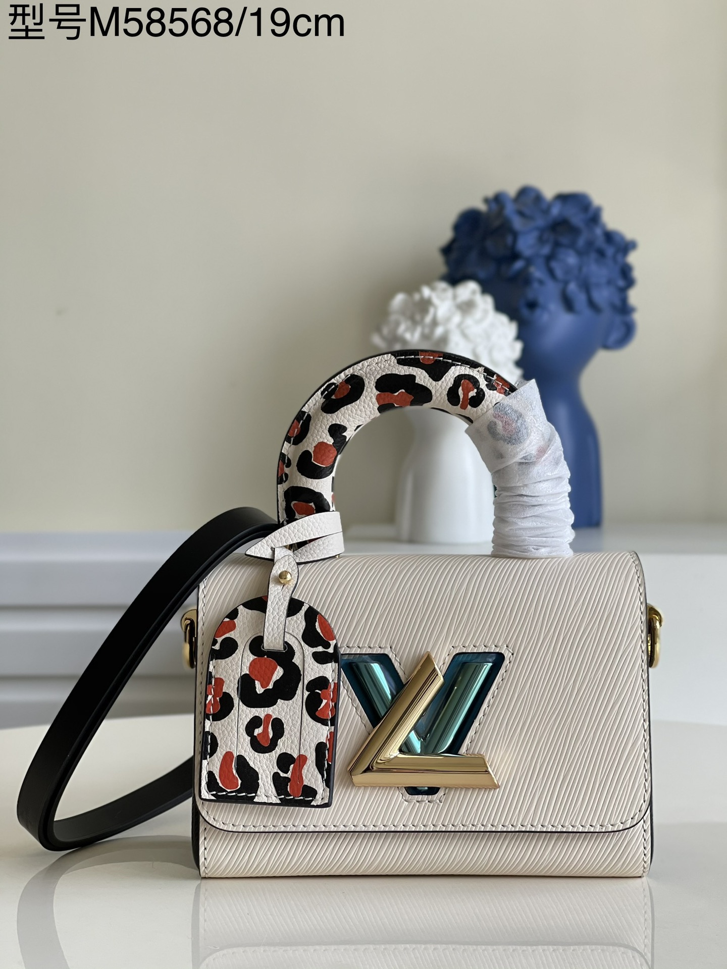 NO:397495,【Exclusive real photo M58568 small】M50280 M50332 This Twist small handbag comes from the autumn Wild at Heart capsule series, which is a suitcase style handle and brand made of Epi leather bag with leopard printed canvas, showing off its wildness. The removable shoulder straps achieve a variety of backing methods, elegantly fitting the autumn trend. Size 18 x 13 x 8 s.,LV [original leather],louis vuitton19860909【独家实拍M58568 小号】M50280 M50332 本款 Twist 小号手袋来自 秋季 Wild at Heart 胶囊系列,为 Epi 皮革包身搭配豹纹印花帆布制成的行李箱风格手柄及名牌,焕现野性神采.可拆卸肩带实现多元背法,优雅契合秋日潮流.尺寸18 x 13 x 8 s.,LV【原厂皮】,louis vuitton,Bag