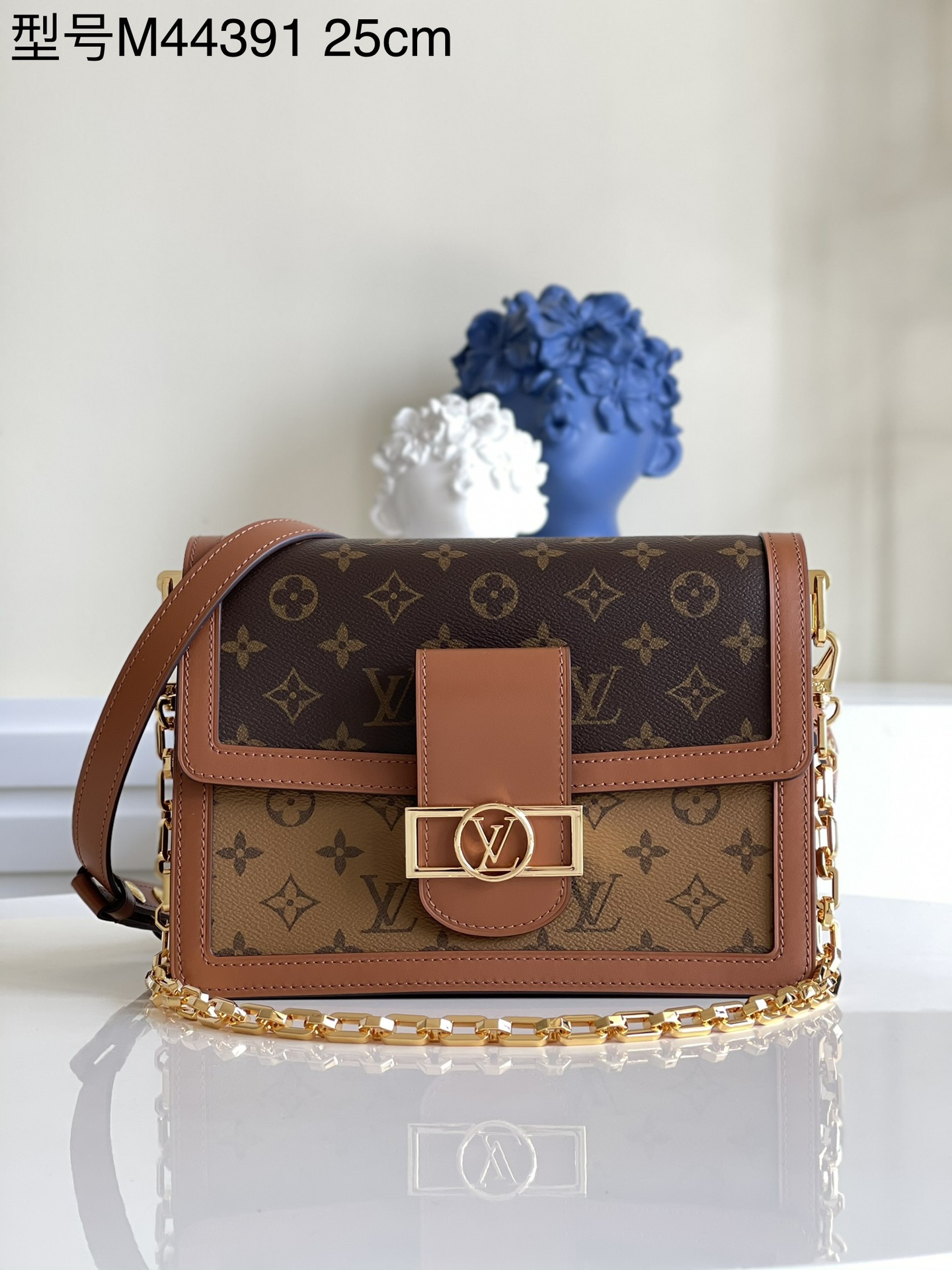 NO:397483,【Exclusive real photo M44391】DAUPHINE handbag Louis Vuitton classic Dauphin handbag series new works are from the early spring series of 2019, and are improved design by women's art director Nicolas Ghesquière. Combining Monogram canvas with Monogram Reverse canvas, equipped with chain shoulder straps and magnetic buckles, showing the brand tradition in a modern style, fully showing Louis Vuitton's fashion talent. Ideal for Monogram canvas lovers. Size 25x17x10.5cm f., LV [original leather], louis vuitton, louis vuitton, versace19860909【独家实拍M44391】DAUPHINE 手袋 路易威登经典Dauphine手袋系列新作来自2019早春系列,出自女装艺术总监Nicolas Ghesquière之手的改良版设计.将Monogram帆布与Monogram Reverse帆布相结合,配有链式肩带与磁性锁扣,以摩登风格展现品牌传统,尽显路易威登时尚禀赋.Monogram帆布爱好者的理想之选.尺寸25x17x10.5cm f.,LV【原厂皮】,louis vuitton,louis vuitton,versace,Bag