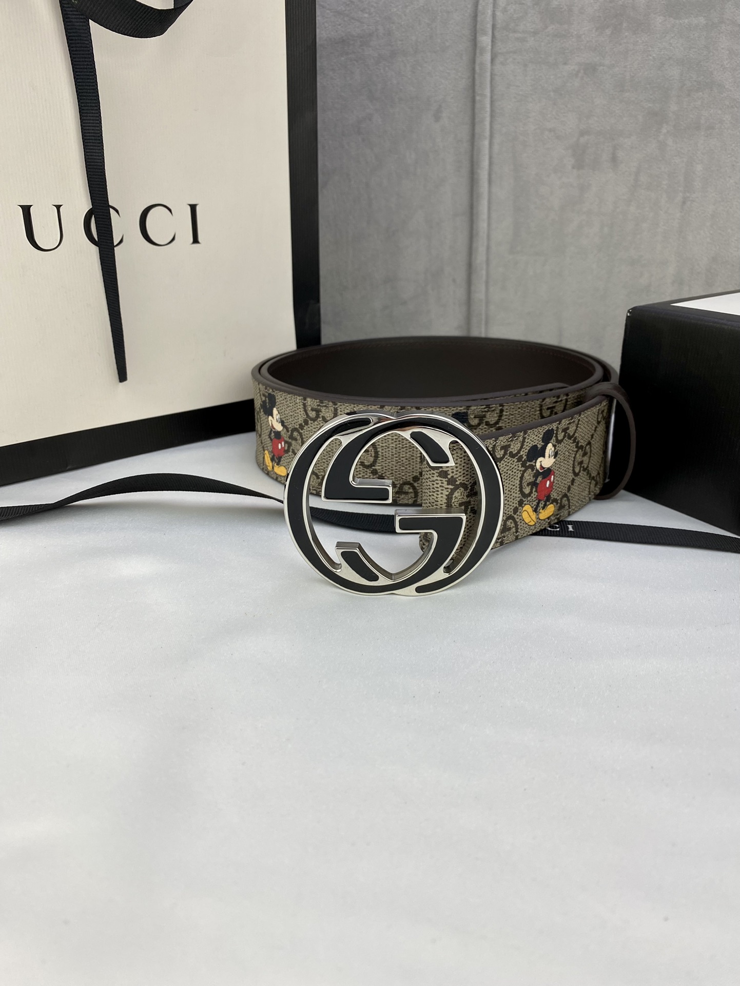 宽度4 0cm gucci 双面腰带 一侧为GG Supreme帆布融入米奇图案 厚度6 0mm