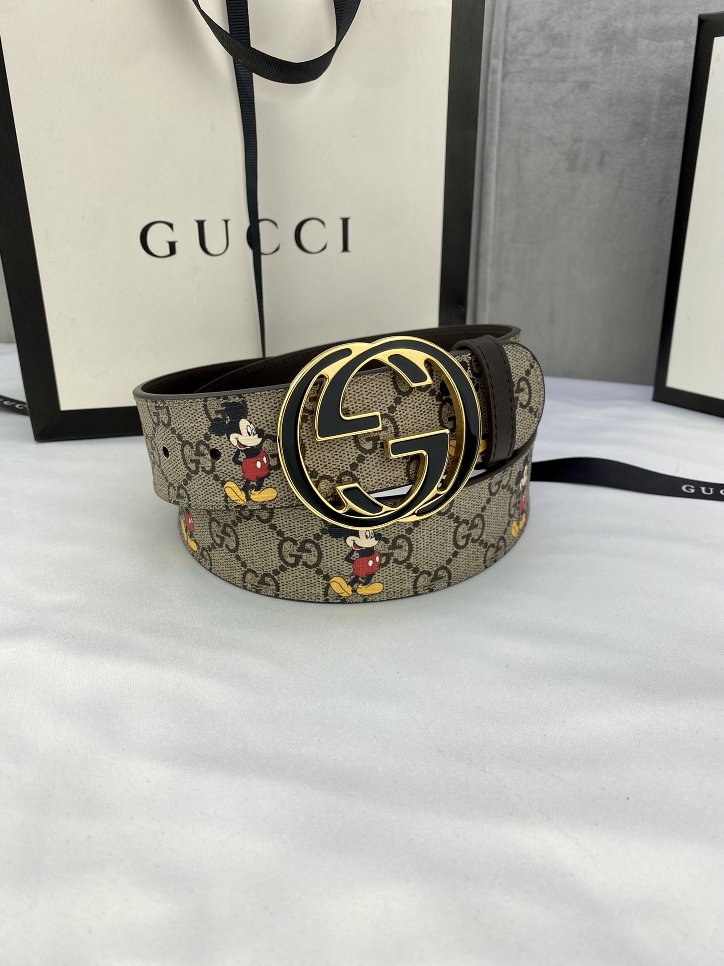 宽度4 0cm gucci 双面腰带 一侧为GG Supreme帆布融入米奇图案 厚度6 0mm