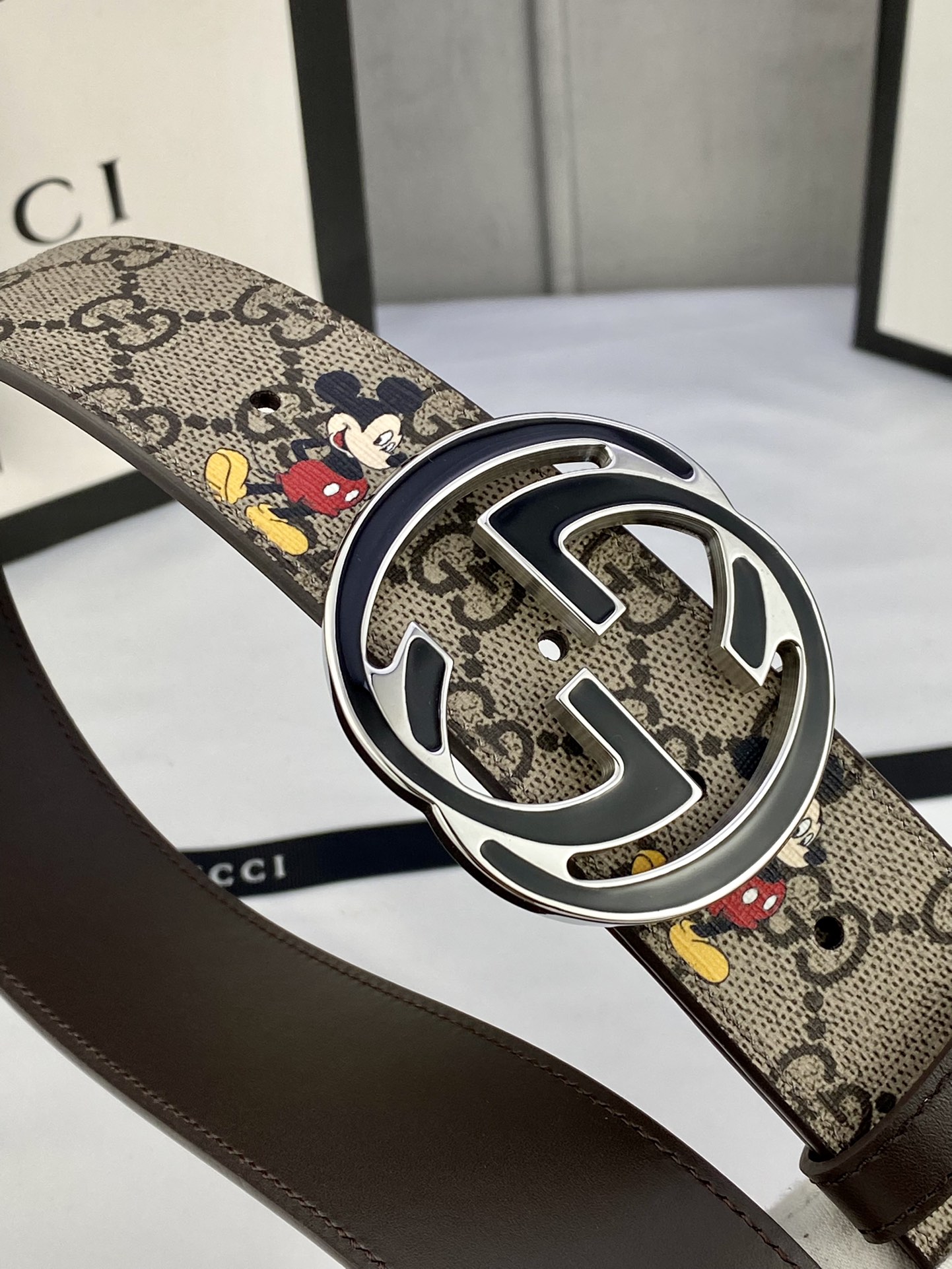 宽度4 0cm gucci 双面腰带 一侧为GG Supreme帆布融入米奇图案 厚度6 0mm